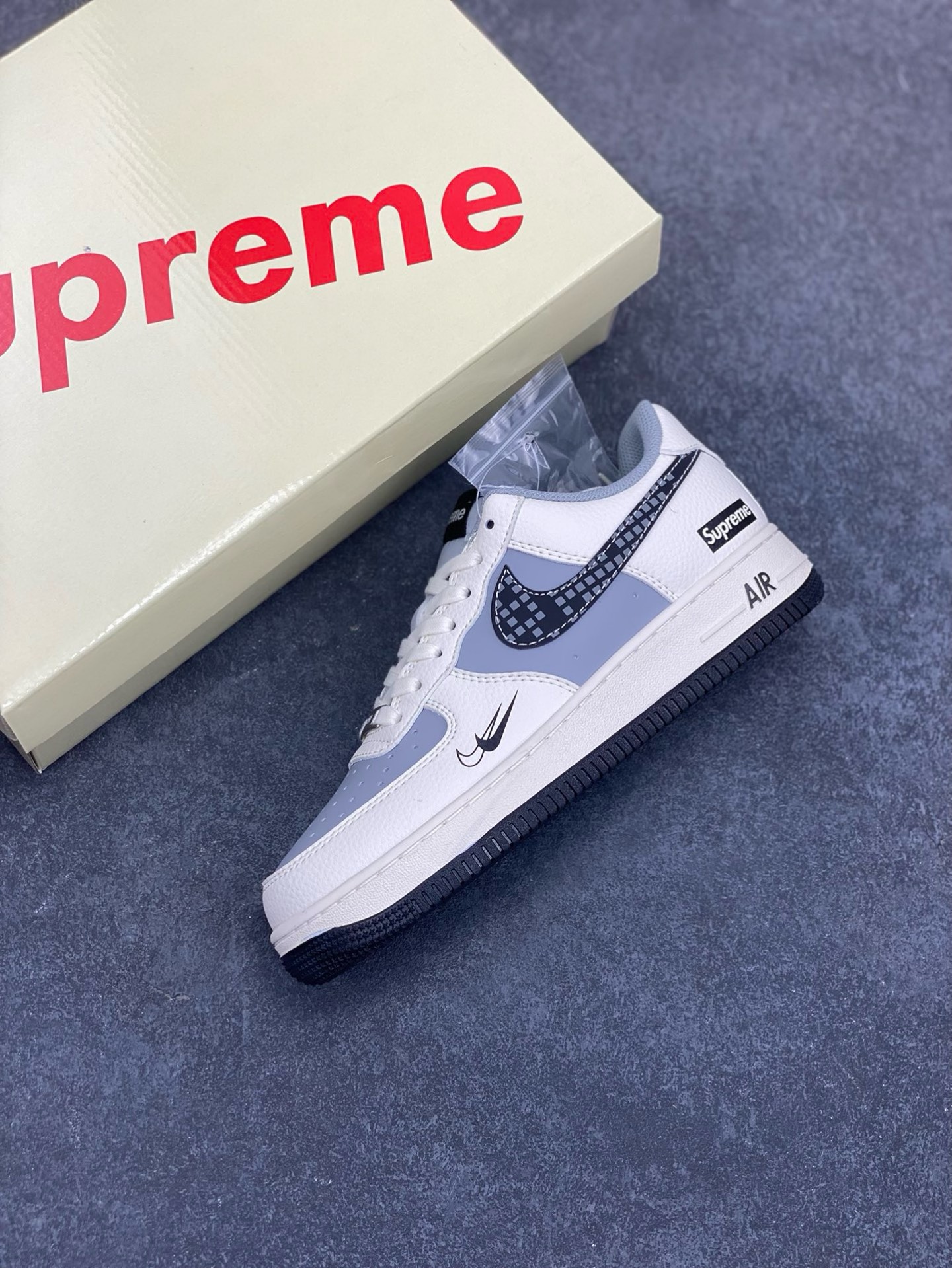 图片[7]-NIke Air Force 1 \’07 Low “Supreme联名——米灰积木”空军一号 低帮 运动鞋 休闲鞋 折边针车 工艺难度大 原楦头原纸板 原装鞋盒 定制五金配件 内置全掌气垫 原厂鞋底 货号：XS1958-568 尺码：36 36.5 37.5 38 38.5 39 40 40.5 41 42 42.5 43 44 44.5 45-选品中心