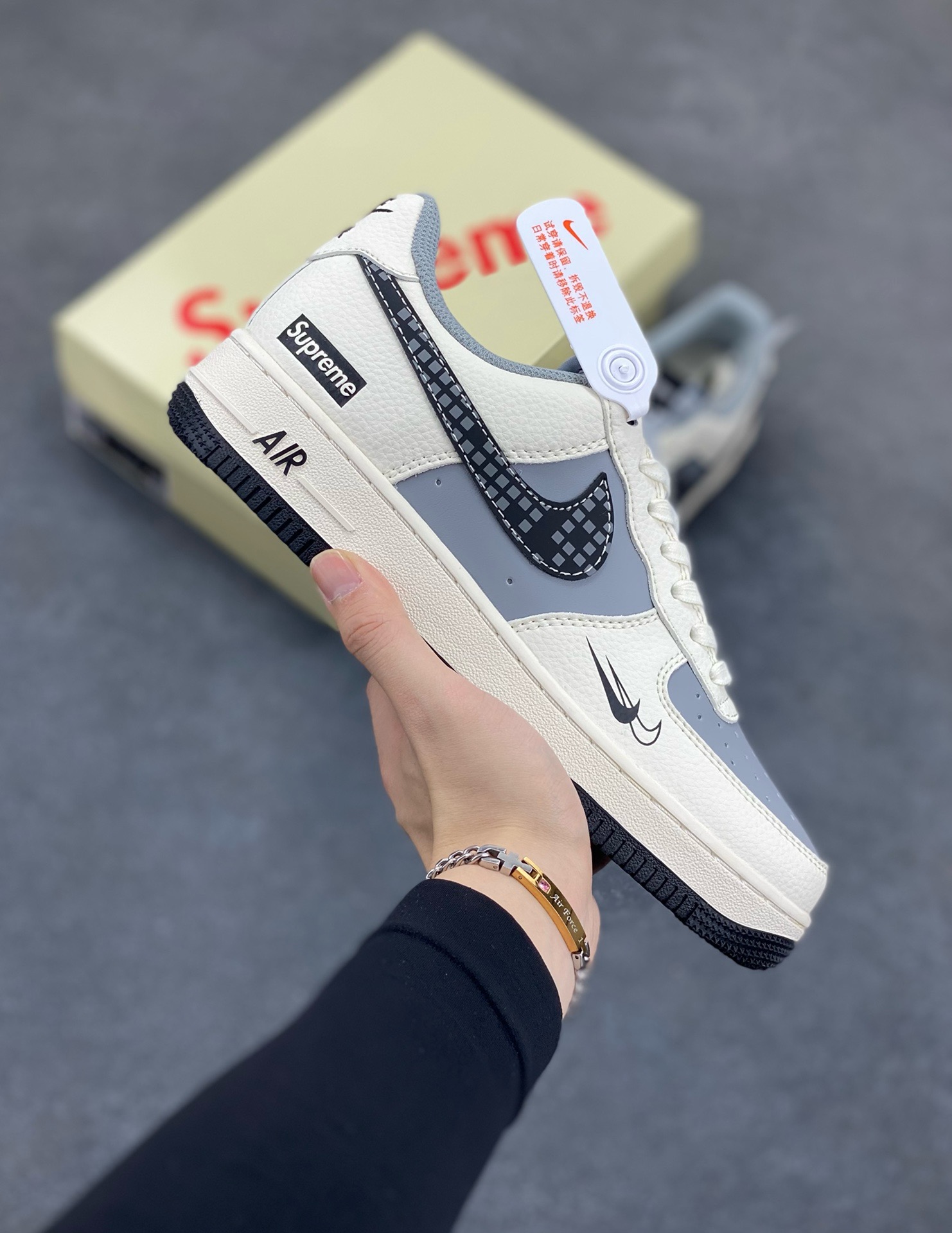 NIke Air Force 1 \’07 Low “Supreme联名——米灰积木”空军一号 低帮 运动鞋 休闲鞋 折边针车 工艺难度大 原楦头原纸板 原装鞋盒 定制五金配件 内置全掌气垫 原厂鞋底 货号：XS1958-568 尺码：36 36.5 37.5 38 38.5 39 40 40.5 41 42 42.5 43 44 44.5 45-选品中心