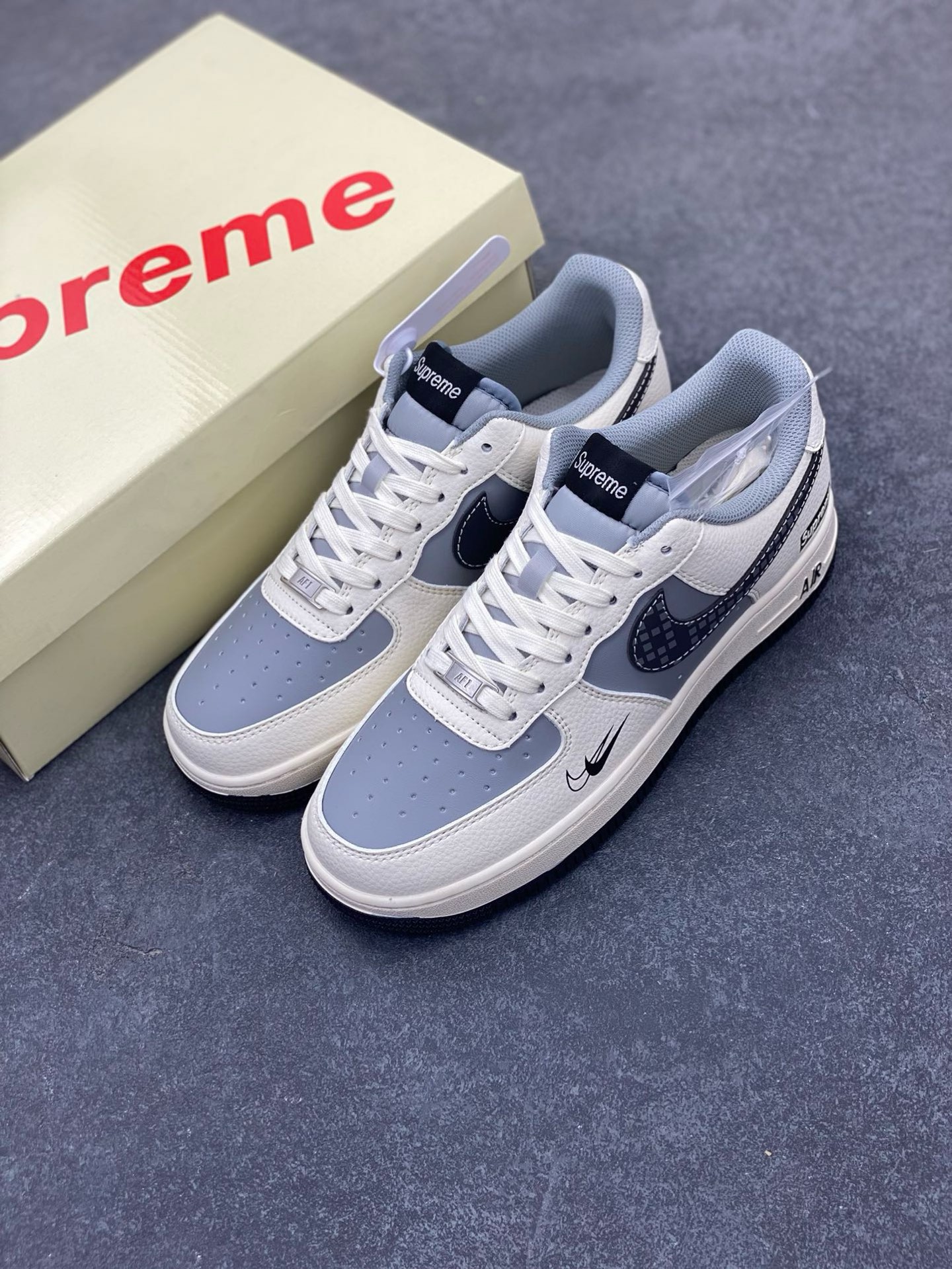图片[8]-NIke Air Force 1 \’07 Low “Supreme联名——米灰积木”空军一号 低帮 运动鞋 休闲鞋 折边针车 工艺难度大 原楦头原纸板 原装鞋盒 定制五金配件 内置全掌气垫 原厂鞋底 货号：XS1958-568 尺码：36 36.5 37.5 38 38.5 39 40 40.5 41 42 42.5 43 44 44.5 45-选品中心
