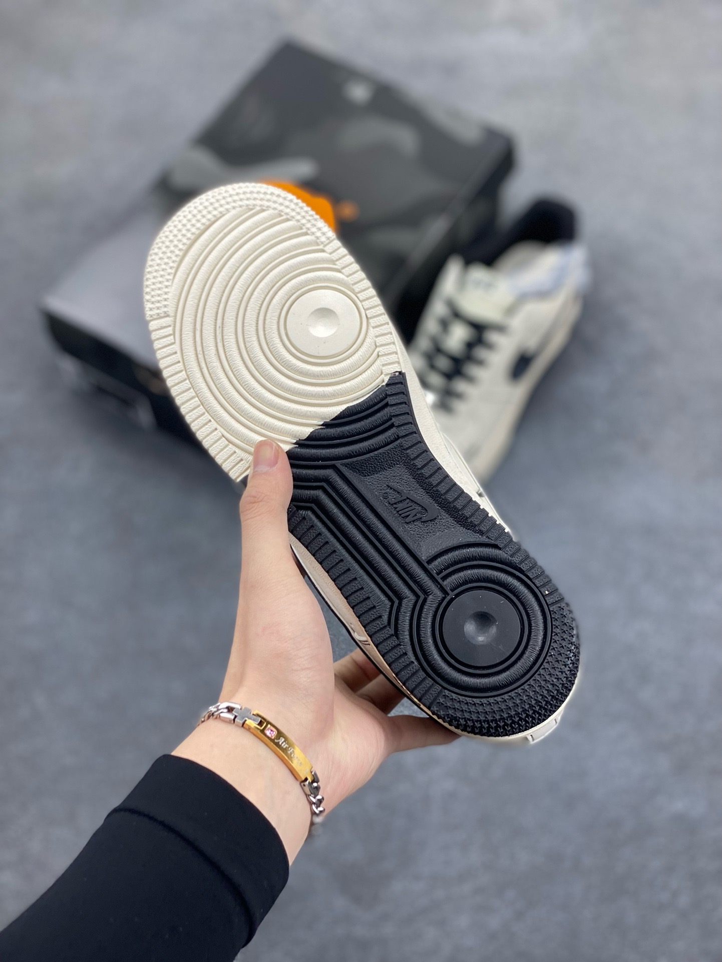 图片[5]-NIke Air Force 1 \’07 Low “Bape联名——双拼老人头”空军一号 低帮 运动鞋 休闲鞋 折边针车 工艺难度大 原楦头原纸板 原装鞋盒 定制五金配件 内置全掌气垫 原厂鞋底 货号：XS1958-523 尺码：36 36.5 37.5 38 38.5 39 40 40.5 41 42 42.5 43 44 44.5 45-选品中心