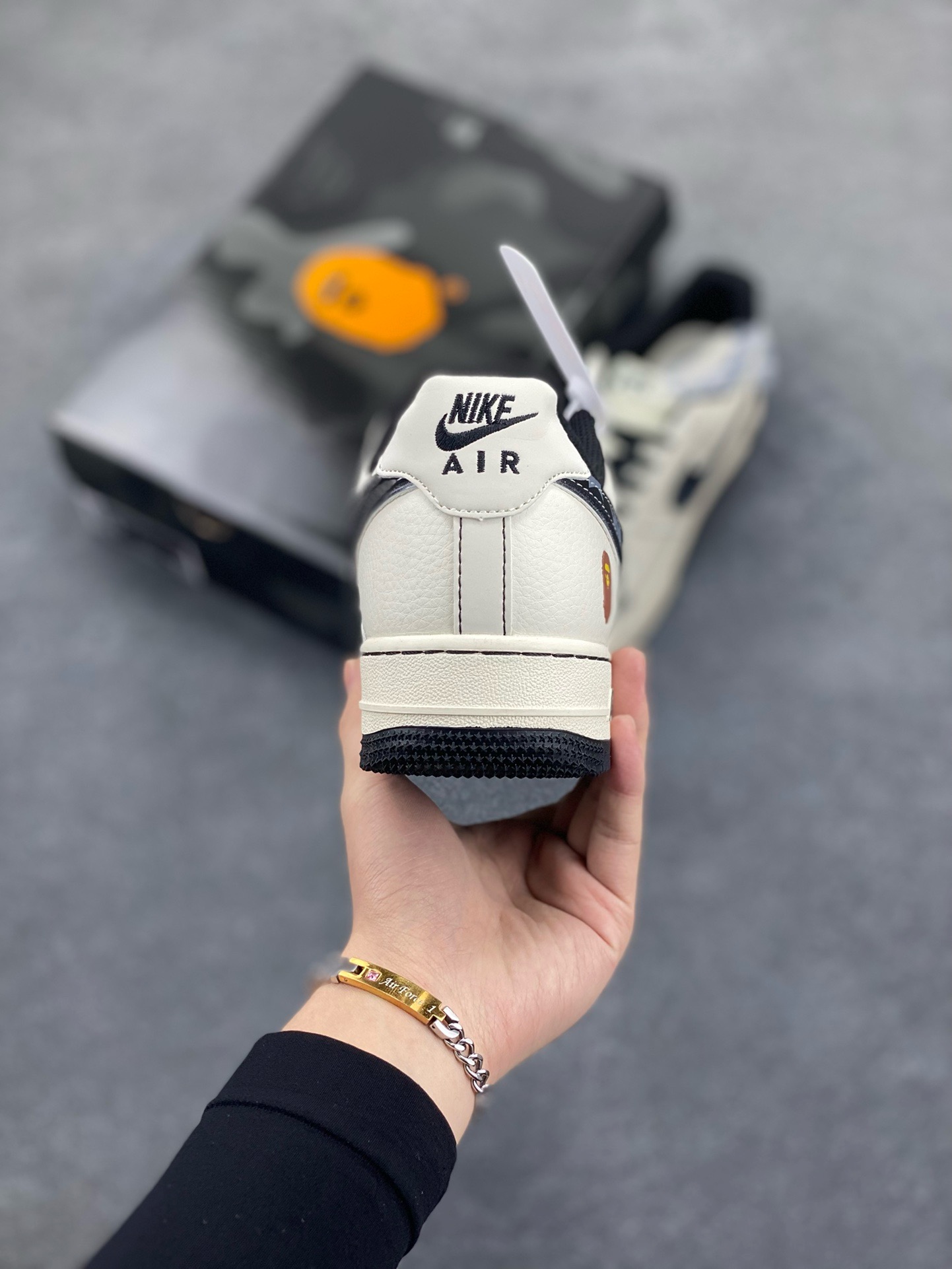 图片[4]-NIke Air Force 1 \’07 Low “Bape联名——双拼老人头”空军一号 低帮 运动鞋 休闲鞋 折边针车 工艺难度大 原楦头原纸板 原装鞋盒 定制五金配件 内置全掌气垫 原厂鞋底 货号：XS1958-523 尺码：36 36.5 37.5 38 38.5 39 40 40.5 41 42 42.5 43 44 44.5 45-选品中心