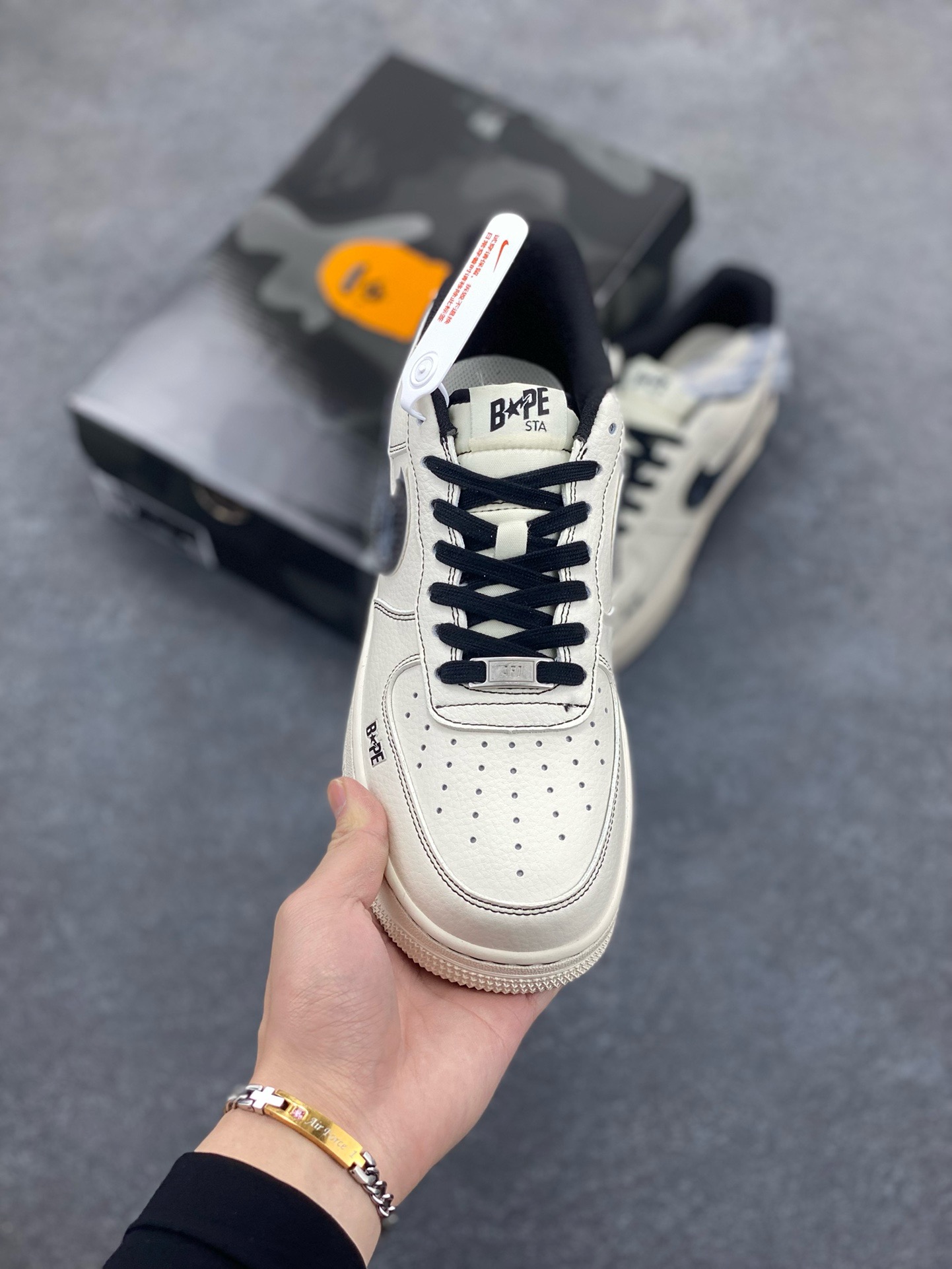 图片[2]-NIke Air Force 1 \’07 Low “Bape联名——双拼老人头”空军一号 低帮 运动鞋 休闲鞋 折边针车 工艺难度大 原楦头原纸板 原装鞋盒 定制五金配件 内置全掌气垫 原厂鞋底 货号：XS1958-523 尺码：36 36.5 37.5 38 38.5 39 40 40.5 41 42 42.5 43 44 44.5 45-选品中心