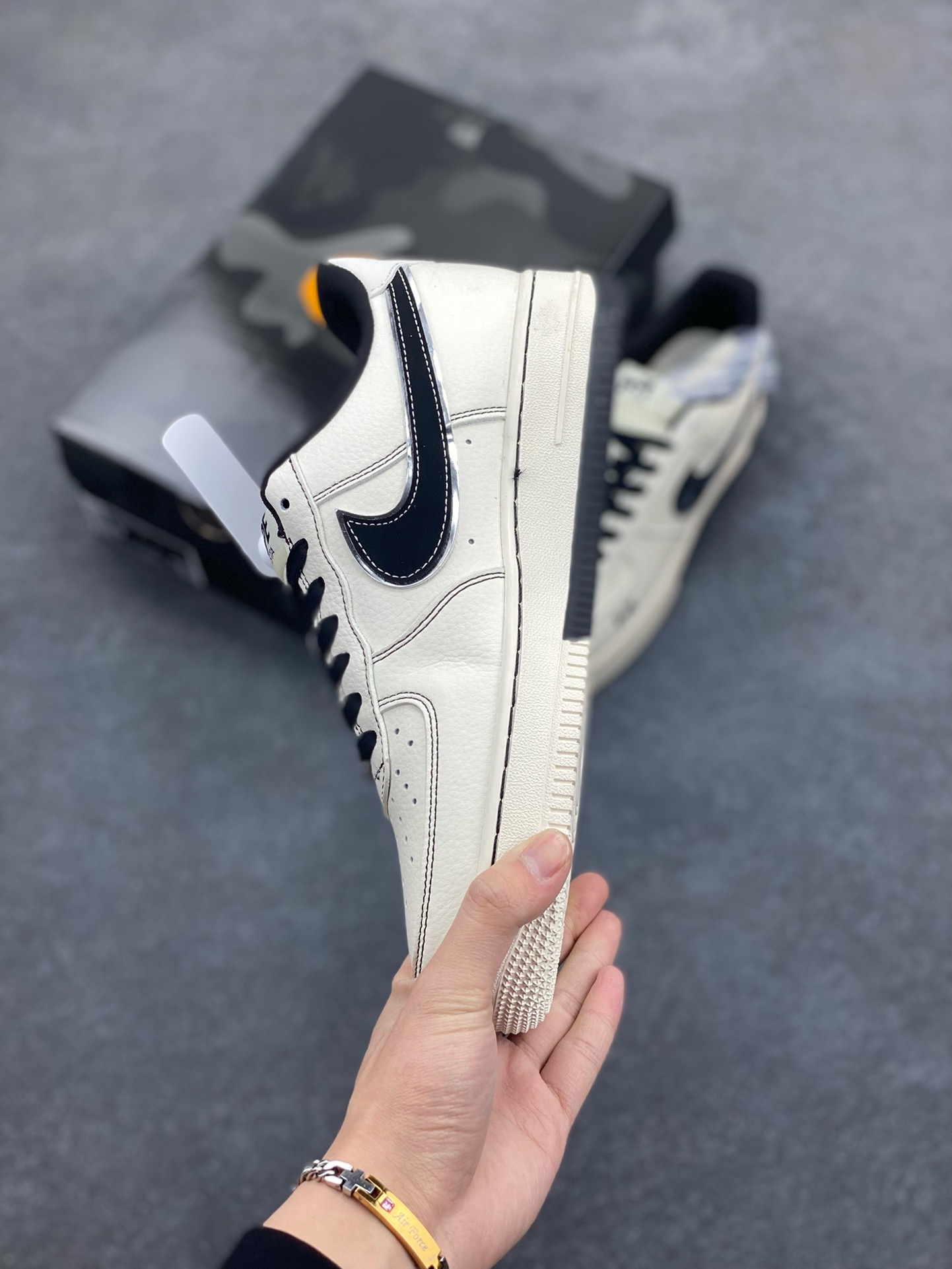 图片[3]-NIke Air Force 1 \’07 Low “Bape联名——双拼老人头”空军一号 低帮 运动鞋 休闲鞋 折边针车 工艺难度大 原楦头原纸板 原装鞋盒 定制五金配件 内置全掌气垫 原厂鞋底 货号：XS1958-523 尺码：36 36.5 37.5 38 38.5 39 40 40.5 41 42 42.5 43 44 44.5 45-选品中心