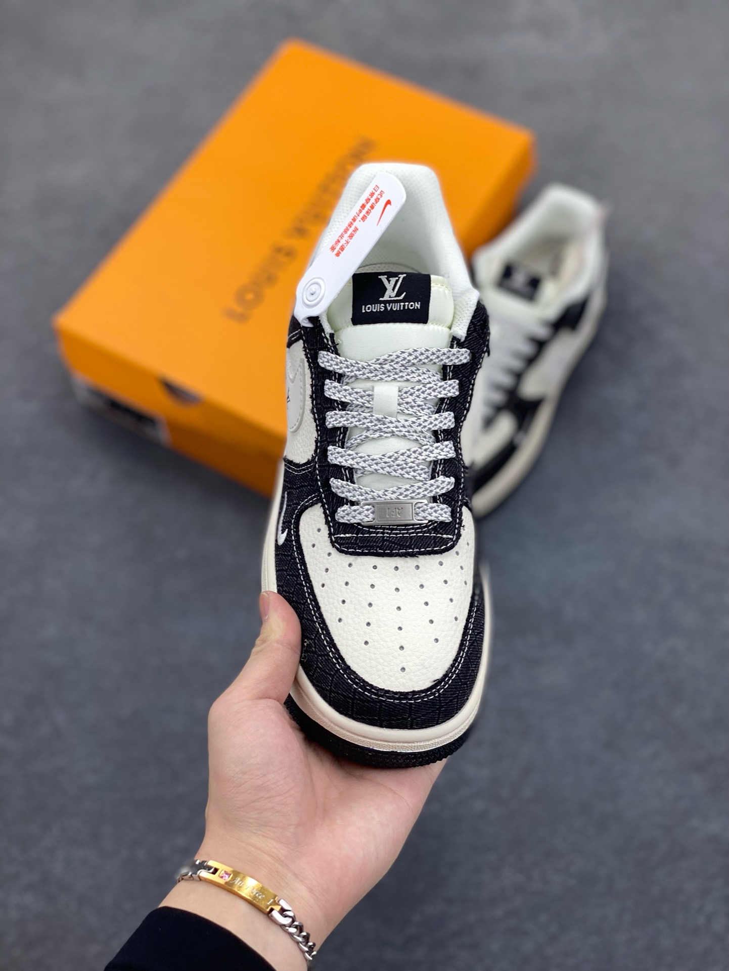 图片[2]-NIke Air Force 1 \’07 Low “LV联名——牛仔黑布”空军一号 低帮 运动鞋 休闲鞋 折边针车 工艺难度大 原楦头原纸板 原装鞋盒 定制五金配件 内置全掌气垫 原厂鞋底 货号：XS1958-550 尺码：36 36.5 37.5 38 38.5 39 40 40.5 41 42 42.5 43 44 44.5 45-选品中心