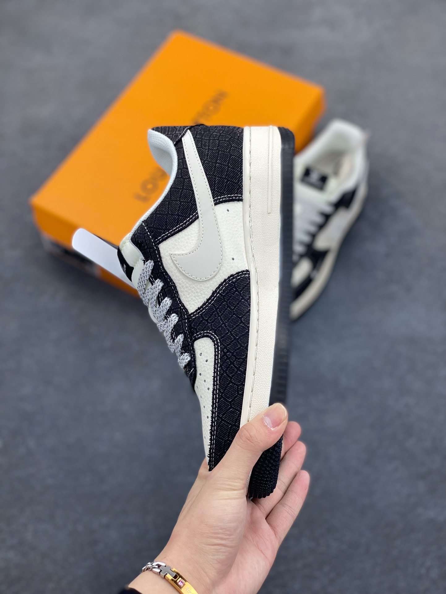 图片[3]-NIke Air Force 1 \’07 Low “LV联名——牛仔黑布”空军一号 低帮 运动鞋 休闲鞋 折边针车 工艺难度大 原楦头原纸板 原装鞋盒 定制五金配件 内置全掌气垫 原厂鞋底 货号：XS1958-550 尺码：36 36.5 37.5 38 38.5 39 40 40.5 41 42 42.5 43 44 44.5 45-选品中心