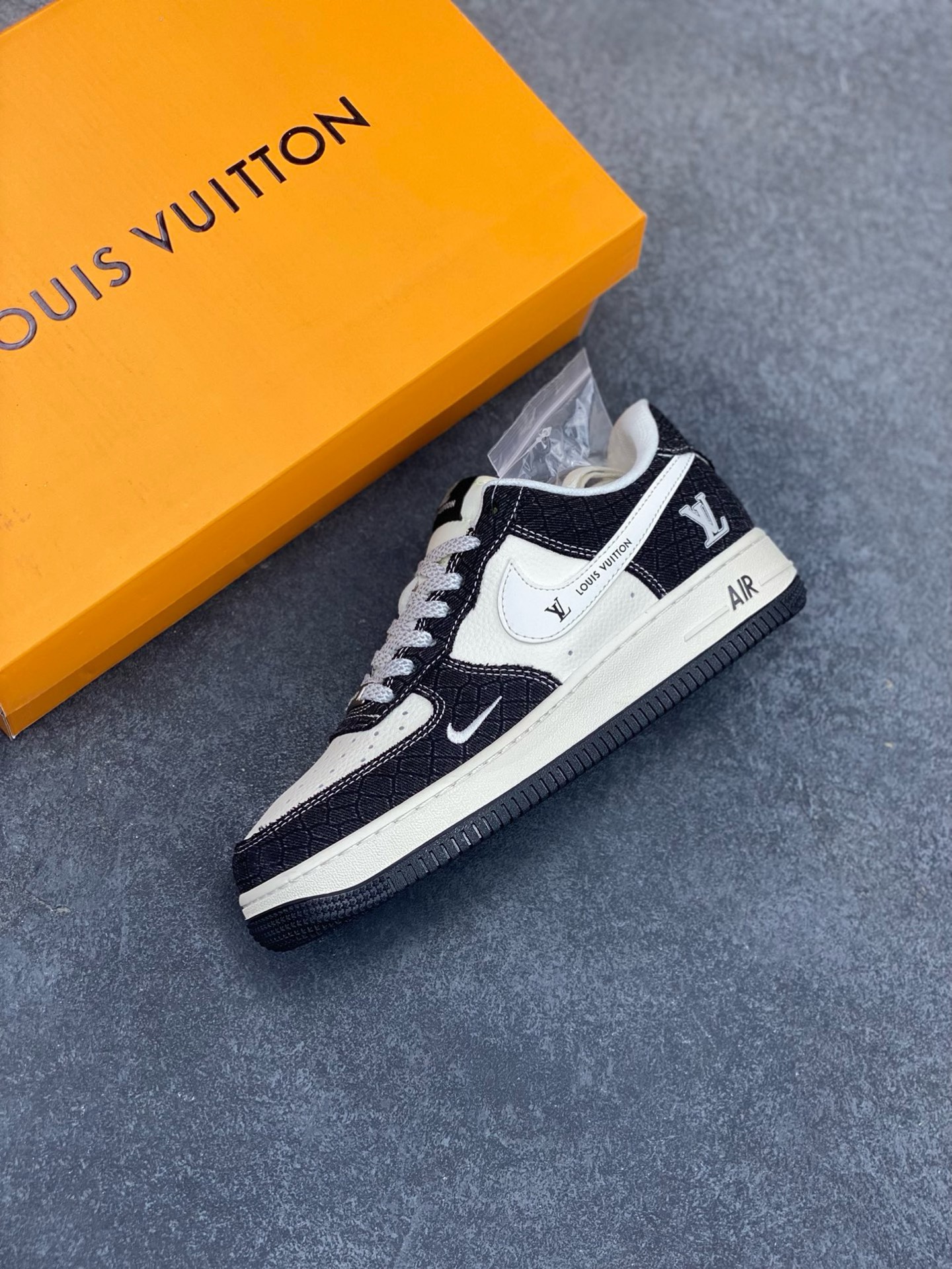 图片[7]-NIke Air Force 1 \’07 Low “LV联名——牛仔黑布”空军一号 低帮 运动鞋 休闲鞋 折边针车 工艺难度大 原楦头原纸板 原装鞋盒 定制五金配件 内置全掌气垫 原厂鞋底 货号：XS1958-550 尺码：36 36.5 37.5 38 38.5 39 40 40.5 41 42 42.5 43 44 44.5 45-选品中心