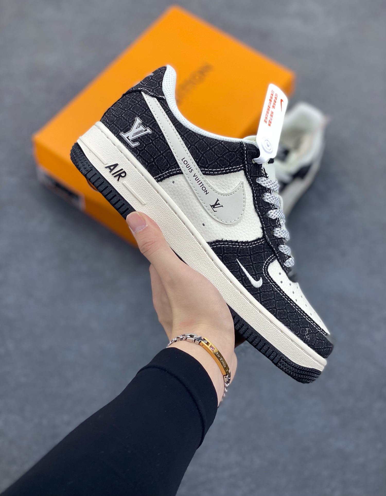 NIke Air Force 1 \'07 Low “LV联名——牛仔黑布”空军一号 低帮 运动鞋 休闲鞋 折边针车 工艺难度大 原楦头原纸板 原装鞋盒 定制五金配件 内置全掌气垫 原厂鞋底 货号：XS1958-550 尺码：36 36.5 37.5 38 38.5 39 40 40.5 41 42 42.5 43 44 44.5 45-选品中心