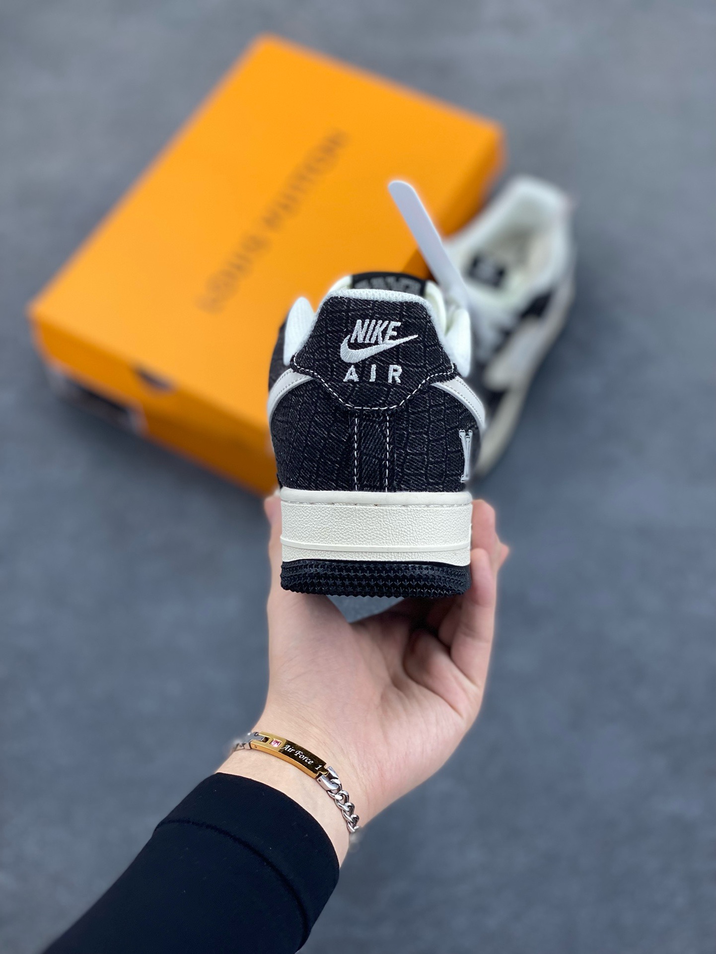 图片[4]-NIke Air Force 1 \’07 Low “LV联名——牛仔黑布”空军一号 低帮 运动鞋 休闲鞋 折边针车 工艺难度大 原楦头原纸板 原装鞋盒 定制五金配件 内置全掌气垫 原厂鞋底 货号：XS1958-550 尺码：36 36.5 37.5 38 38.5 39 40 40.5 41 42 42.5 43 44 44.5 45-选品中心