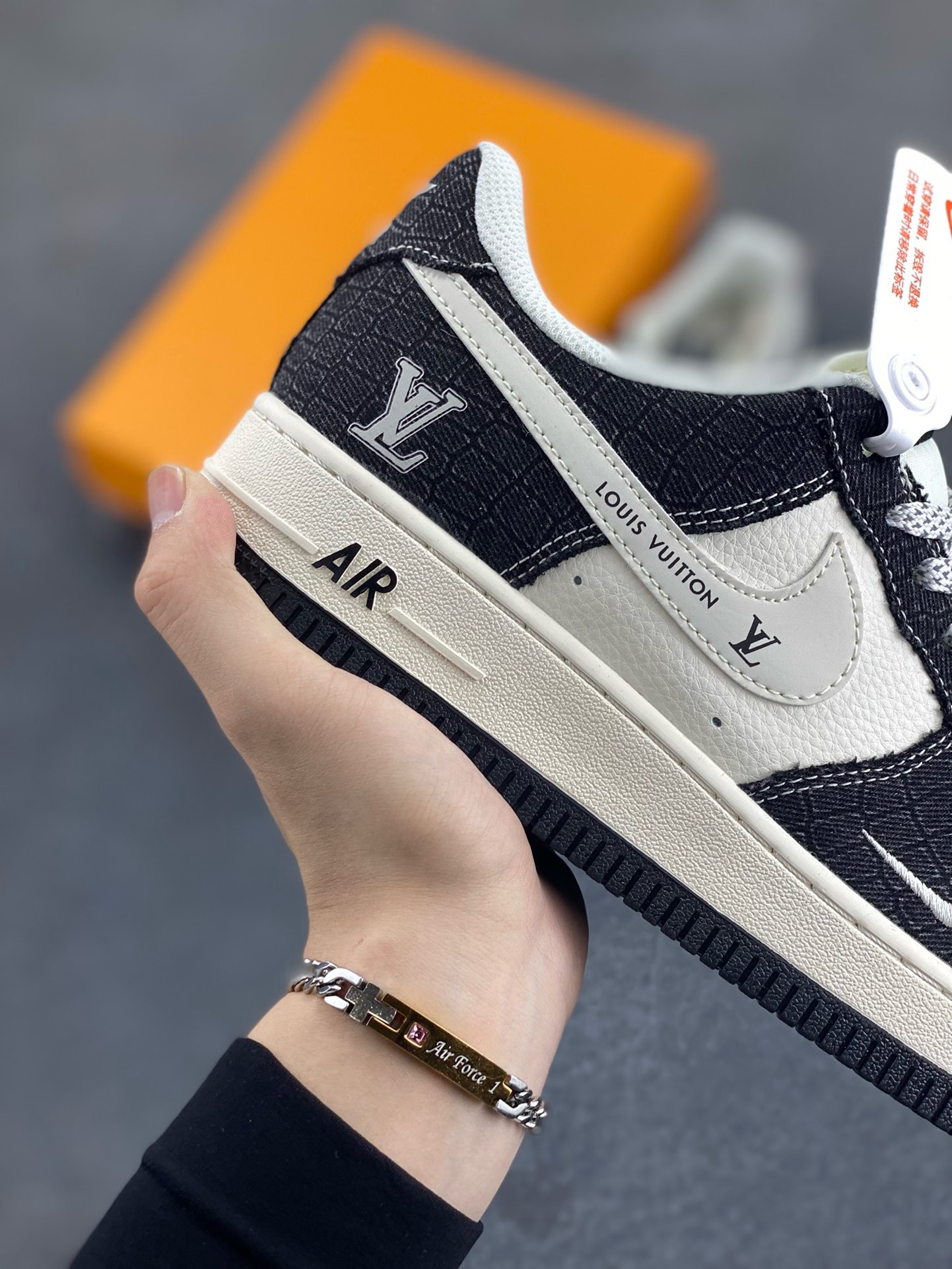 图片[6]-NIke Air Force 1 \’07 Low “LV联名——牛仔黑布”空军一号 低帮 运动鞋 休闲鞋 折边针车 工艺难度大 原楦头原纸板 原装鞋盒 定制五金配件 内置全掌气垫 原厂鞋底 货号：XS1958-550 尺码：36 36.5 37.5 38 38.5 39 40 40.5 41 42 42.5 43 44 44.5 45-选品中心