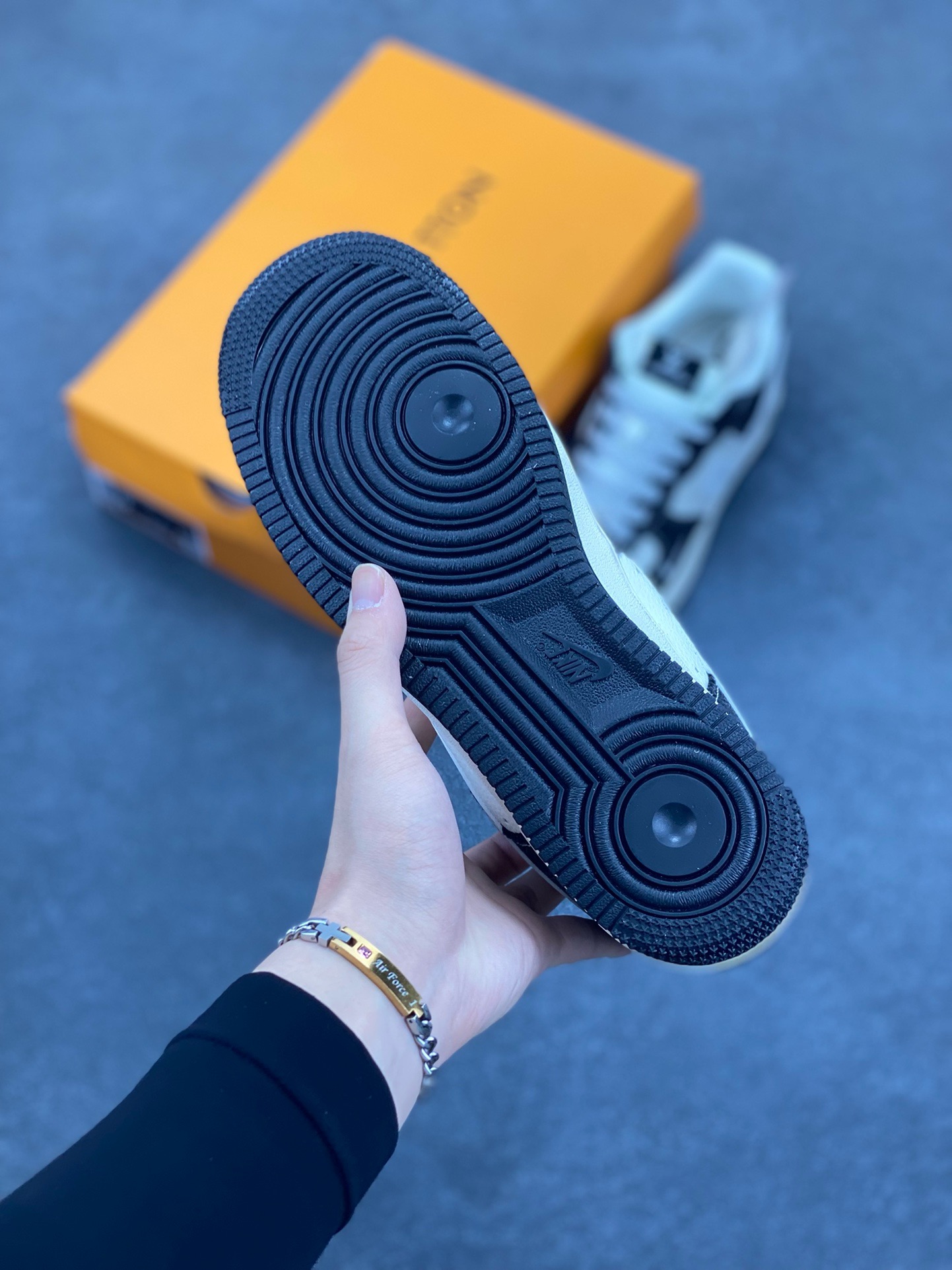 图片[5]-NIke Air Force 1 \’07 Low “LV联名——牛仔黑布”空军一号 低帮 运动鞋 休闲鞋 折边针车 工艺难度大 原楦头原纸板 原装鞋盒 定制五金配件 内置全掌气垫 原厂鞋底 货号：XS1958-550 尺码：36 36.5 37.5 38 38.5 39 40 40.5 41 42 42.5 43 44 44.5 45-选品中心