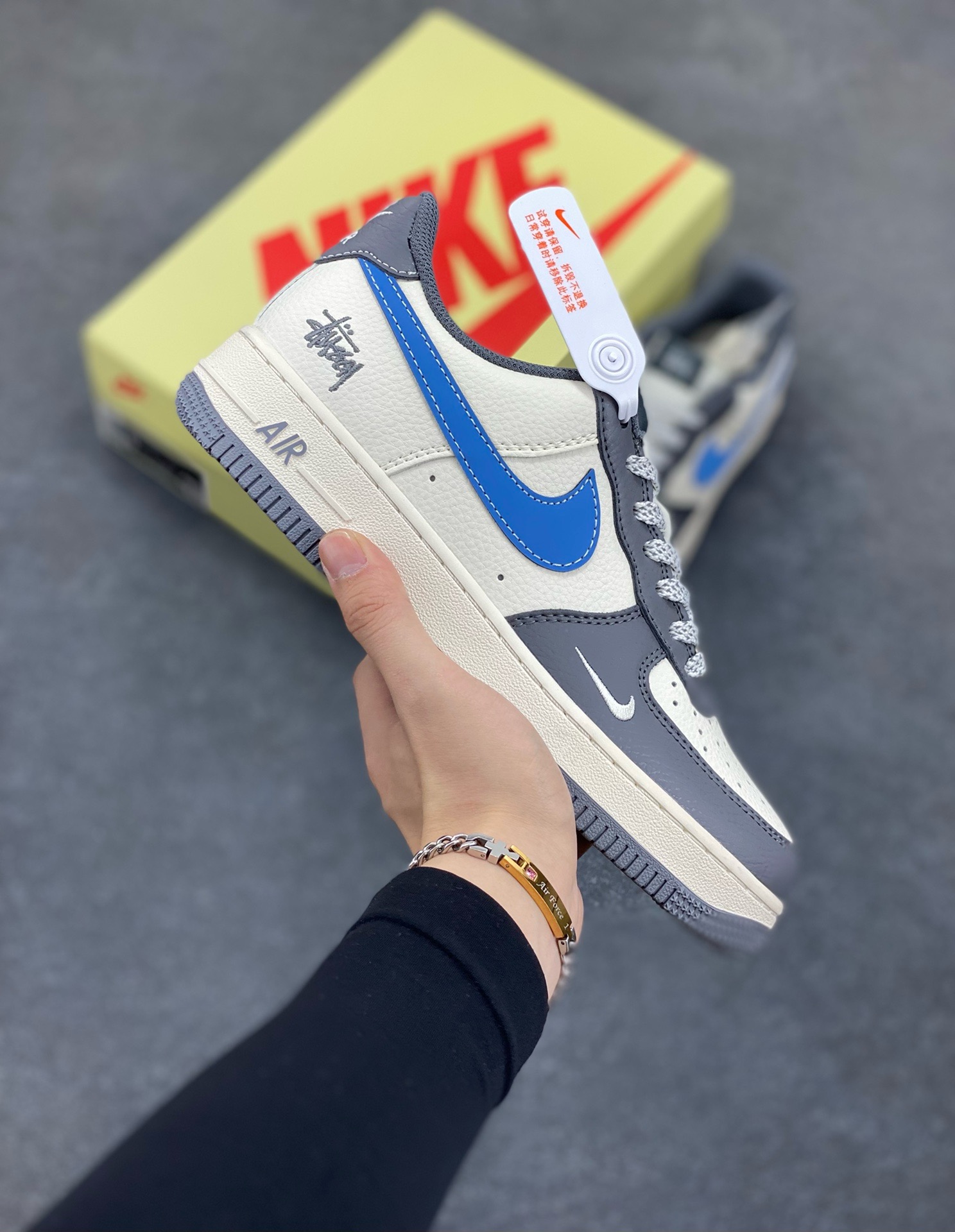 NIke Air Force 1 \'07 Low “斯图西联名——米灰天蓝勾”空军一号 低帮 运动鞋 休闲鞋 折边针车 工艺难度大 原楦头原纸板 原装鞋盒 定制五金配件 内置全掌气垫 原厂鞋底 货号：XS1958-574 尺码：36 36.5 37.5 38 38.5 39 40 40.5 41 42 42.5 43 44 44.5 45-选品中心
