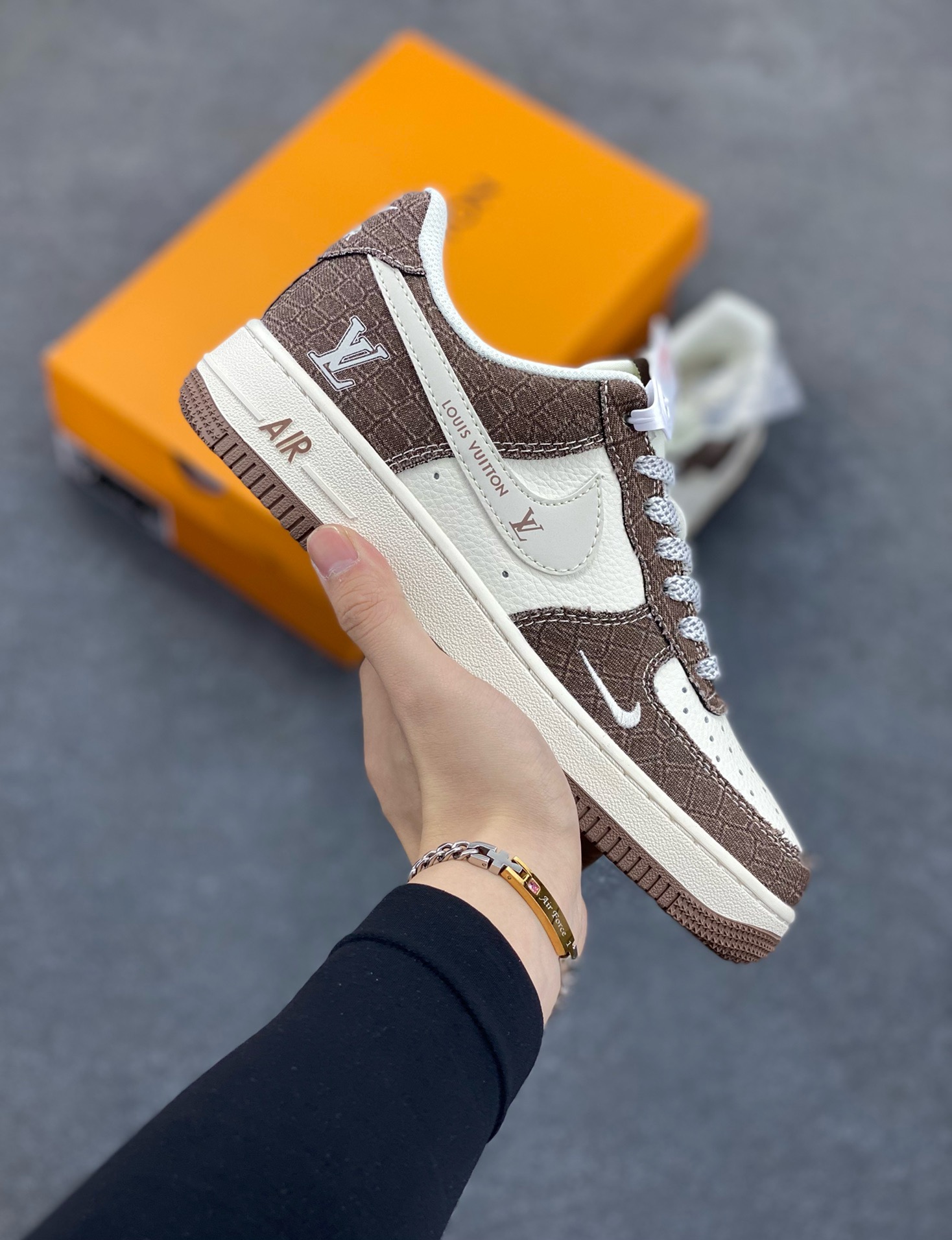 NIke Air Force 1 \'07 Low “LV联名——米棕暗格”空军一号 低帮 运动鞋 休闲鞋 折边针车 工艺难度大 原楦头原纸板 原装鞋盒 定制五金配件 内置全掌气垫 原厂鞋底 货号：XS1958-552 尺码：36 36.5 37.5 38 38.5 39 40 40.5 41 42 42.5 43 44 44.5 45-选品中心