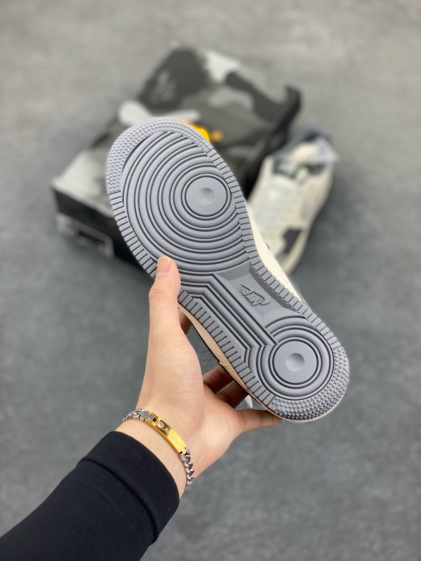 图片[5]-NIke Air Force 1 \’07 Low “Bape联名——星星勾”空军一号 低帮 运动鞋 休闲鞋 折边针车 工艺难度大 原楦头原纸板 原装鞋盒 定制五金配件 内置全掌气垫 原厂鞋底 货号：XS1958-570 尺码：36 36.5 37.5 38 38.5 39 40 40.5 41 42 42.5 43 44 44.5 45-选品中心