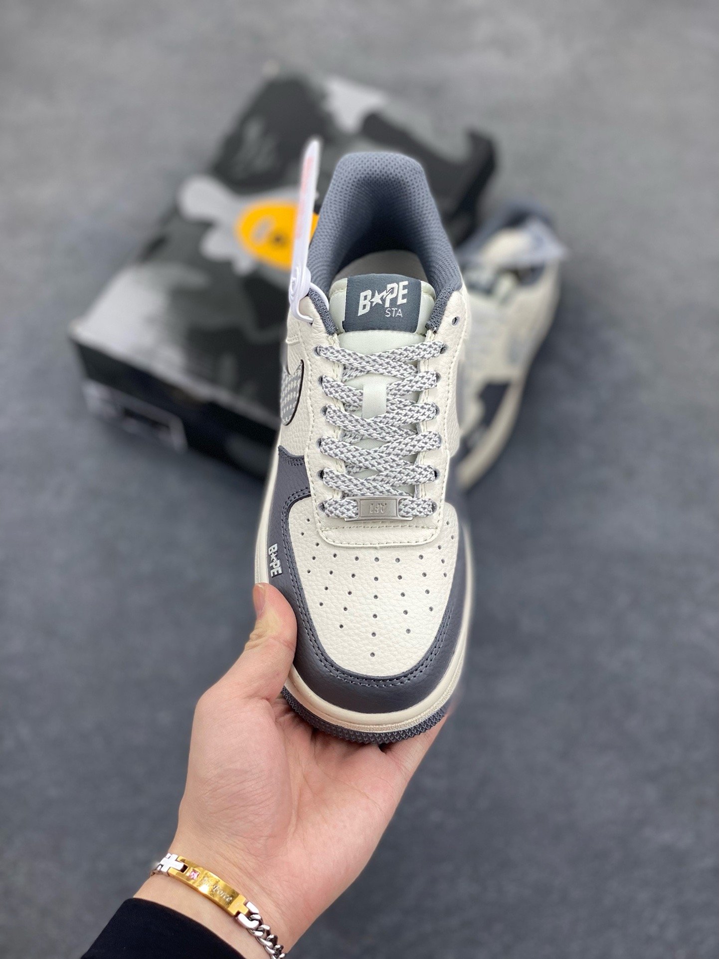 图片[2]-NIke Air Force 1 \’07 Low “Bape联名——星星勾”空军一号 低帮 运动鞋 休闲鞋 折边针车 工艺难度大 原楦头原纸板 原装鞋盒 定制五金配件 内置全掌气垫 原厂鞋底 货号：XS1958-570 尺码：36 36.5 37.5 38 38.5 39 40 40.5 41 42 42.5 43 44 44.5 45-选品中心