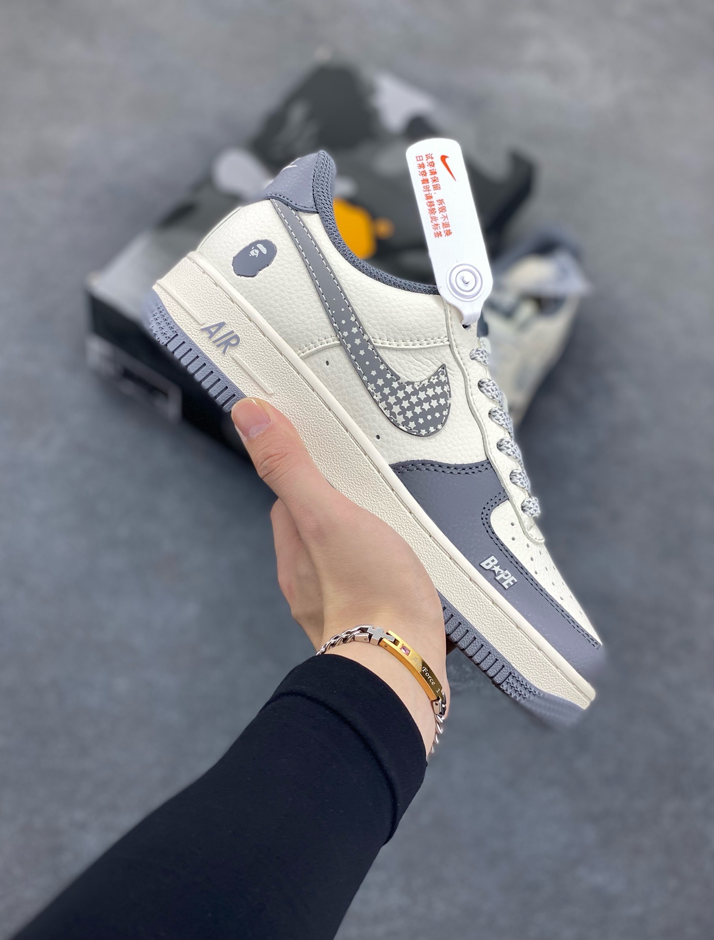 NIke Air Force 1 \’07 Low “Bape联名——星星勾”空军一号 低帮 运动鞋 休闲鞋 折边针车 工艺难度大 原楦头原纸板 原装鞋盒 定制五金配件 内置全掌气垫 原厂鞋底 货号：XS1958-570 尺码：36 36.5 37.5 38 38.5 39 40 40.5 41 42 42.5 43 44 44.5 45-选品中心