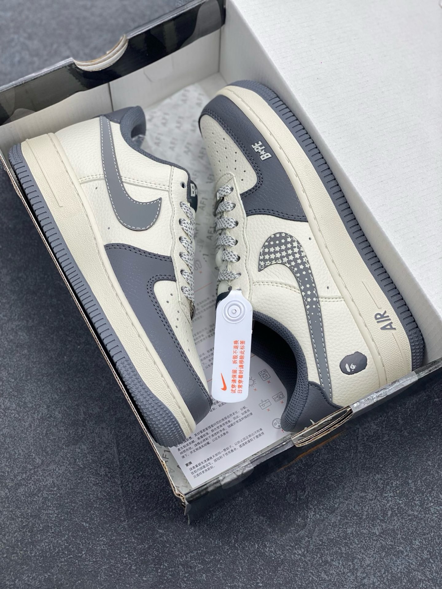 图片[9]-NIke Air Force 1 \’07 Low “Bape联名——星星勾”空军一号 低帮 运动鞋 休闲鞋 折边针车 工艺难度大 原楦头原纸板 原装鞋盒 定制五金配件 内置全掌气垫 原厂鞋底 货号：XS1958-570 尺码：36 36.5 37.5 38 38.5 39 40 40.5 41 42 42.5 43 44 44.5 45-选品中心