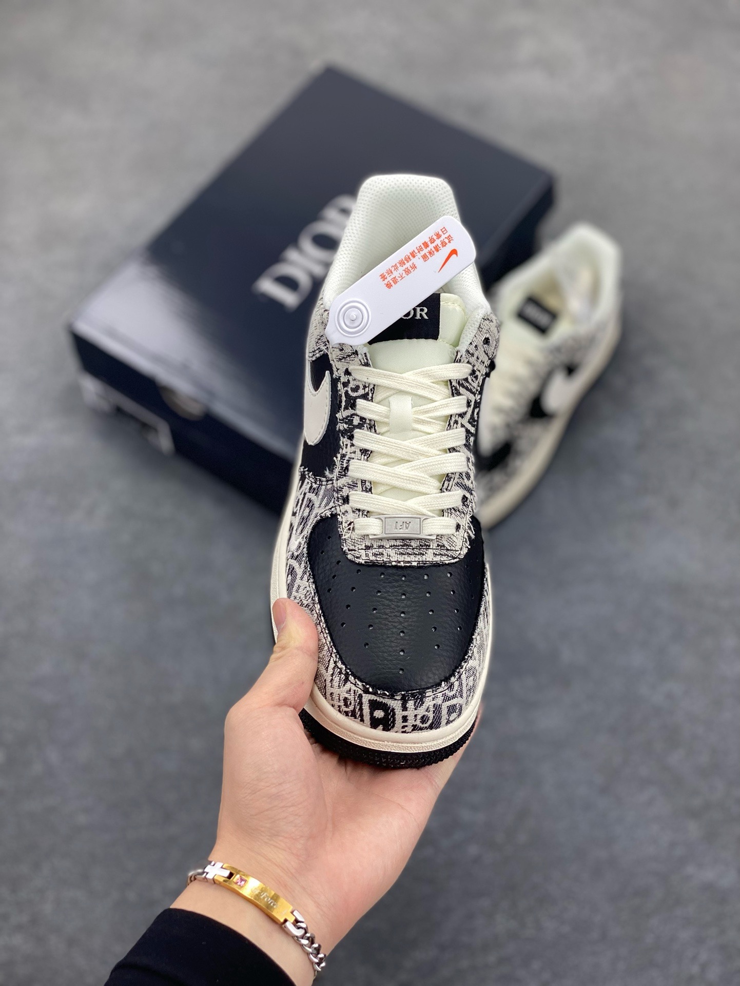 图片[2]-NIke Air Force 1 \’07 Low “迪奥联名——花纹黑白勾”空军一号 低帮 运动鞋 休闲鞋 折边针车 工艺难度大 原楦头原纸板 原装鞋盒 定制五金配件 内置全掌气垫 原厂鞋底 货号：XS1958-581 尺码：36 36.5 37.5 38 38.5 39 40 40.5 41 42 42.5 43 44 44.5 45-选品中心