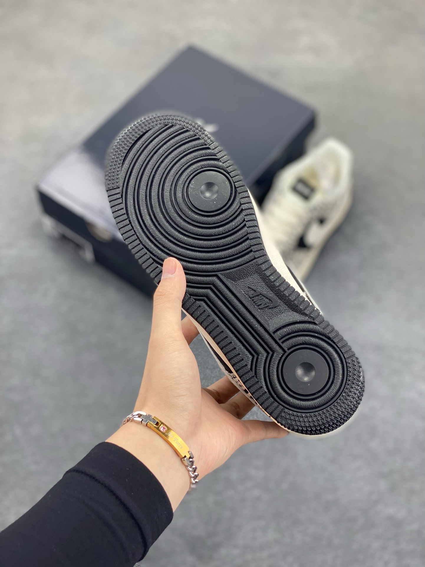 图片[5]-NIke Air Force 1 \’07 Low “迪奥联名——花纹黑白勾”空军一号 低帮 运动鞋 休闲鞋 折边针车 工艺难度大 原楦头原纸板 原装鞋盒 定制五金配件 内置全掌气垫 原厂鞋底 货号：XS1958-581 尺码：36 36.5 37.5 38 38.5 39 40 40.5 41 42 42.5 43 44 44.5 45-选品中心