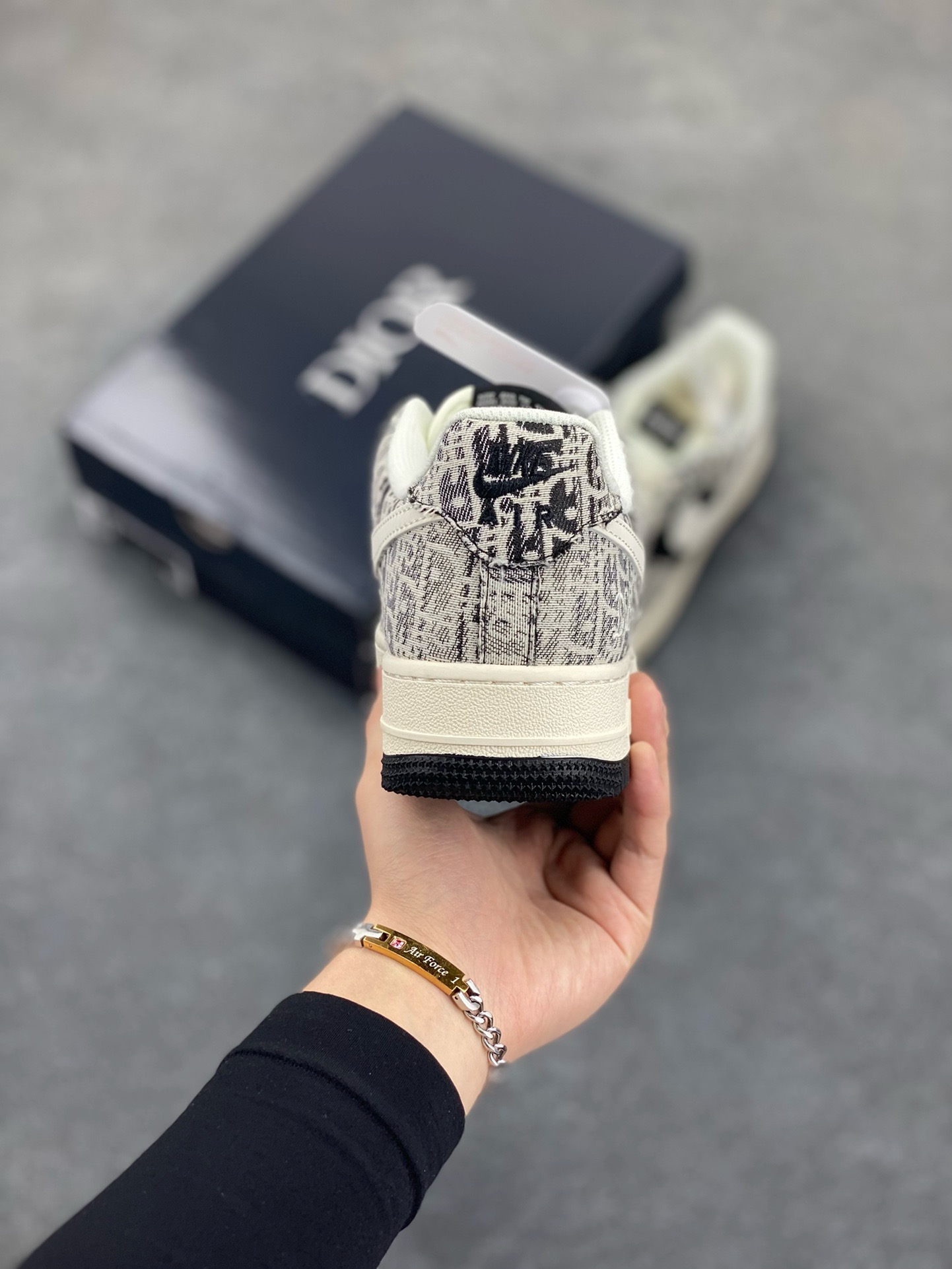 图片[4]-NIke Air Force 1 \’07 Low “迪奥联名——花纹黑白勾”空军一号 低帮 运动鞋 休闲鞋 折边针车 工艺难度大 原楦头原纸板 原装鞋盒 定制五金配件 内置全掌气垫 原厂鞋底 货号：XS1958-581 尺码：36 36.5 37.5 38 38.5 39 40 40.5 41 42 42.5 43 44 44.5 45-选品中心