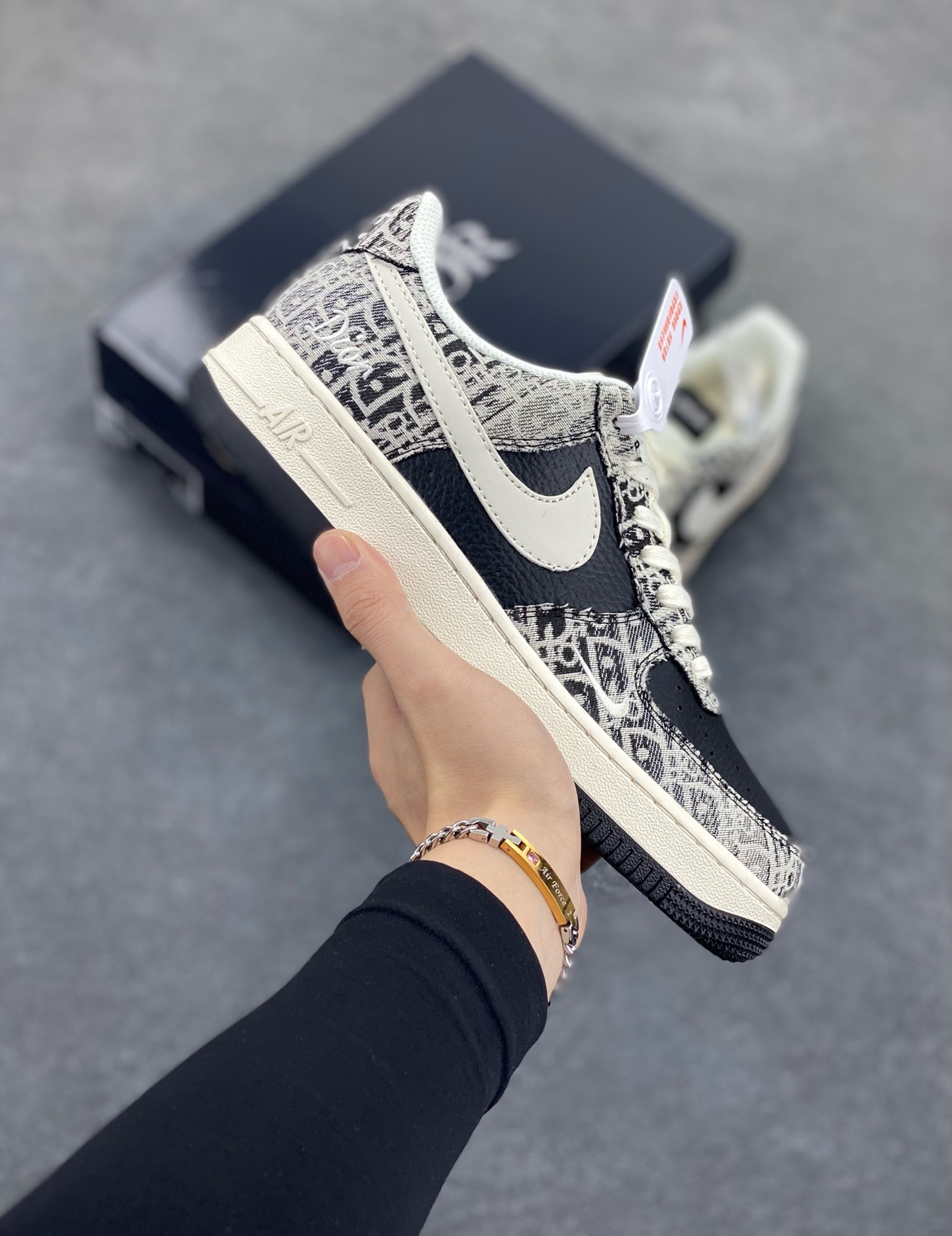 NIke Air Force 1 \'07 Low “迪奥联名——花纹黑白勾”空军一号 低帮 运动鞋 休闲鞋 折边针车 工艺难度大 原楦头原纸板 原装鞋盒 定制五金配件 内置全掌气垫 原厂鞋底 货号：XS1958-581 尺码：36 36.5 37.5 38 38.5 39 40 40.5 41 42 42.5 43 44 44.5 45-选品中心