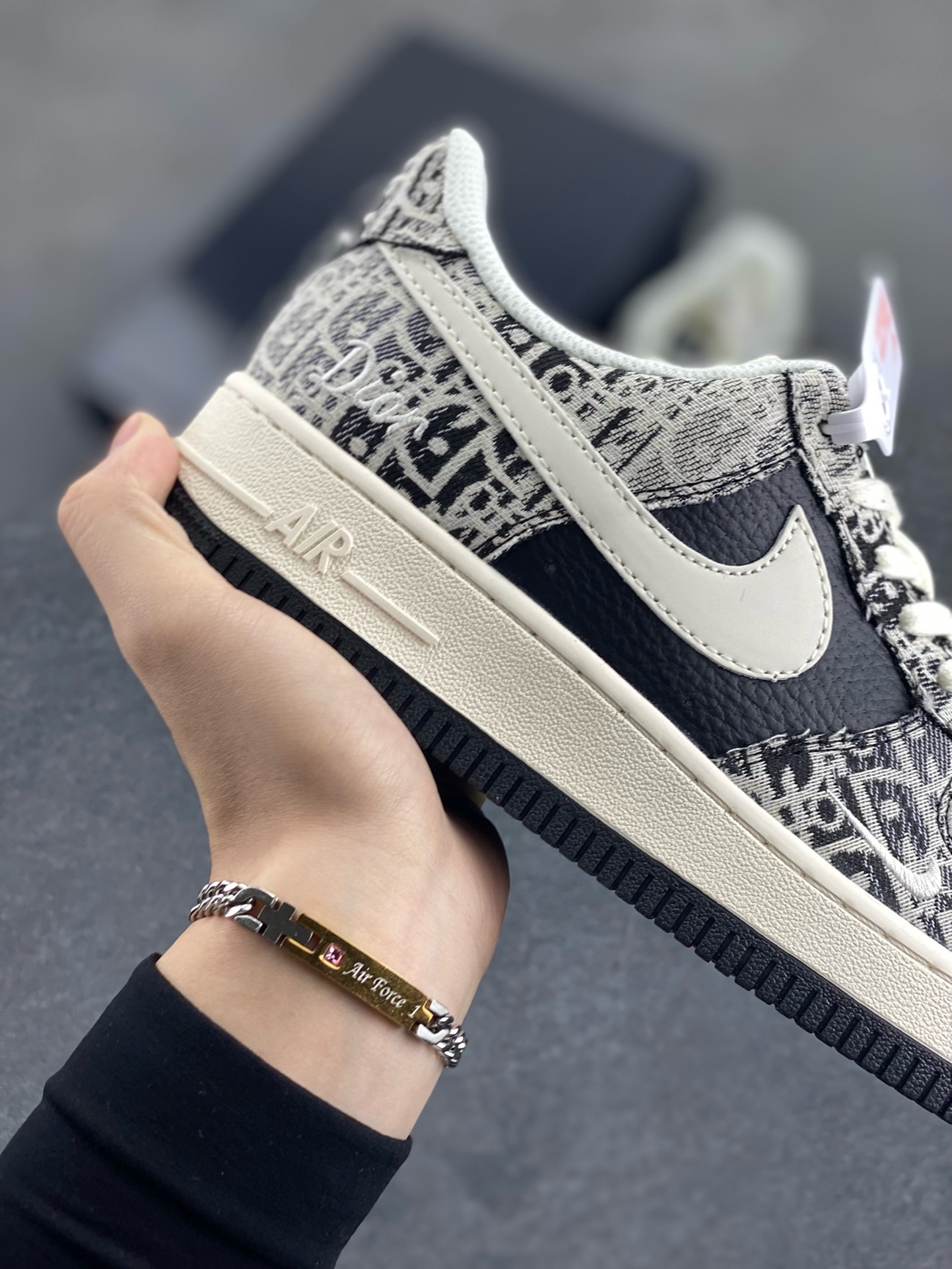 图片[6]-NIke Air Force 1 \’07 Low “迪奥联名——花纹黑白勾”空军一号 低帮 运动鞋 休闲鞋 折边针车 工艺难度大 原楦头原纸板 原装鞋盒 定制五金配件 内置全掌气垫 原厂鞋底 货号：XS1958-581 尺码：36 36.5 37.5 38 38.5 39 40 40.5 41 42 42.5 43 44 44.5 45-选品中心