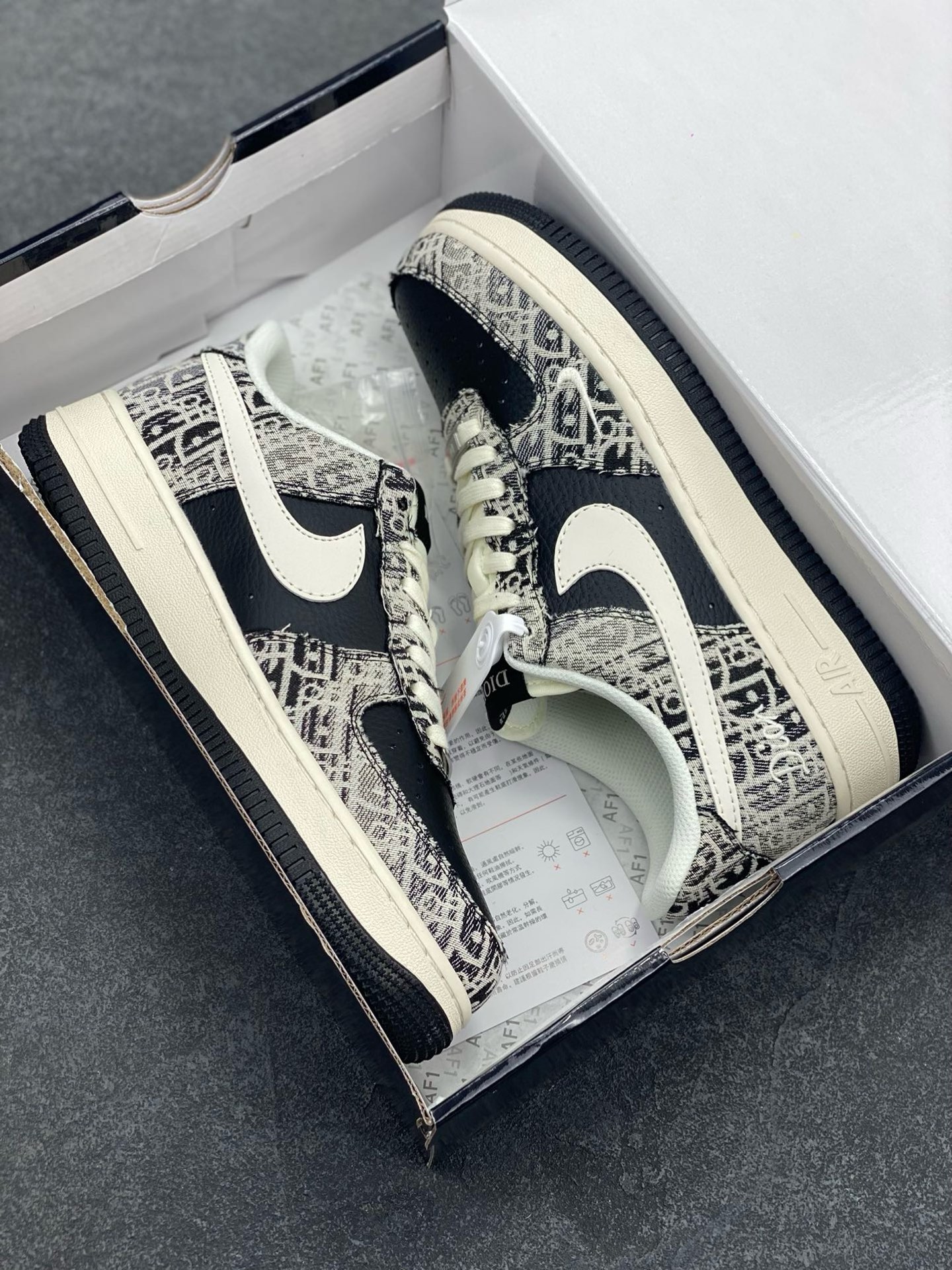 图片[9]-NIke Air Force 1 \’07 Low “迪奥联名——花纹黑白勾”空军一号 低帮 运动鞋 休闲鞋 折边针车 工艺难度大 原楦头原纸板 原装鞋盒 定制五金配件 内置全掌气垫 原厂鞋底 货号：XS1958-581 尺码：36 36.5 37.5 38 38.5 39 40 40.5 41 42 42.5 43 44 44.5 45-选品中心