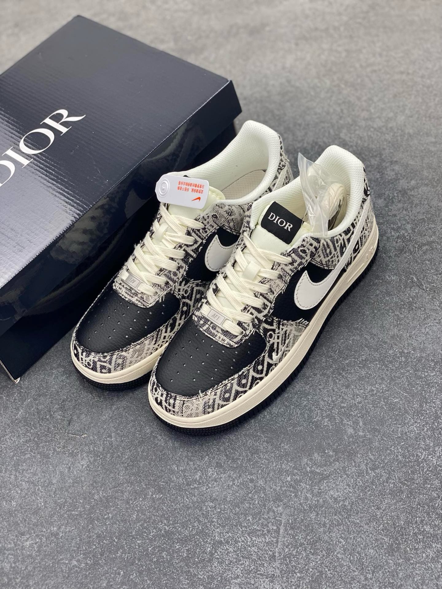 图片[8]-NIke Air Force 1 \’07 Low “迪奥联名——花纹黑白勾”空军一号 低帮 运动鞋 休闲鞋 折边针车 工艺难度大 原楦头原纸板 原装鞋盒 定制五金配件 内置全掌气垫 原厂鞋底 货号：XS1958-581 尺码：36 36.5 37.5 38 38.5 39 40 40.5 41 42 42.5 43 44 44.5 45-选品中心