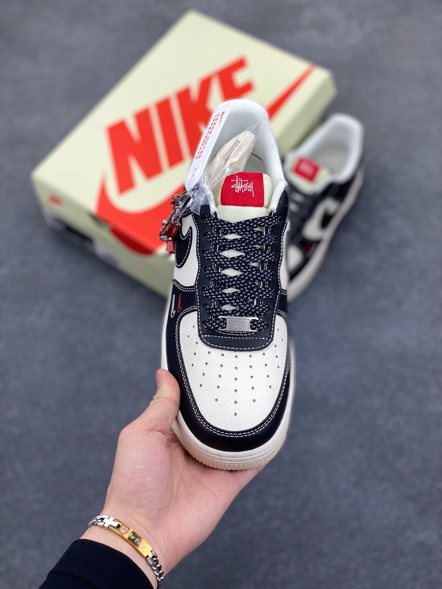 图片[2]-NIke Air Force 1 \’07 Low “斯图西Supreme联名——双拼黑红标”空军一号 低帮 运动鞋 休闲鞋 折边针车 工艺难度大 原楦头原纸板 原装鞋盒 定制五金配件 内置全掌气垫 原厂鞋底 货号：HH7518-043 尺码：36 36.5 37.5 38 38.5 39 40 40.5 41 42 42.5 43 44 44.5 45-选品中心