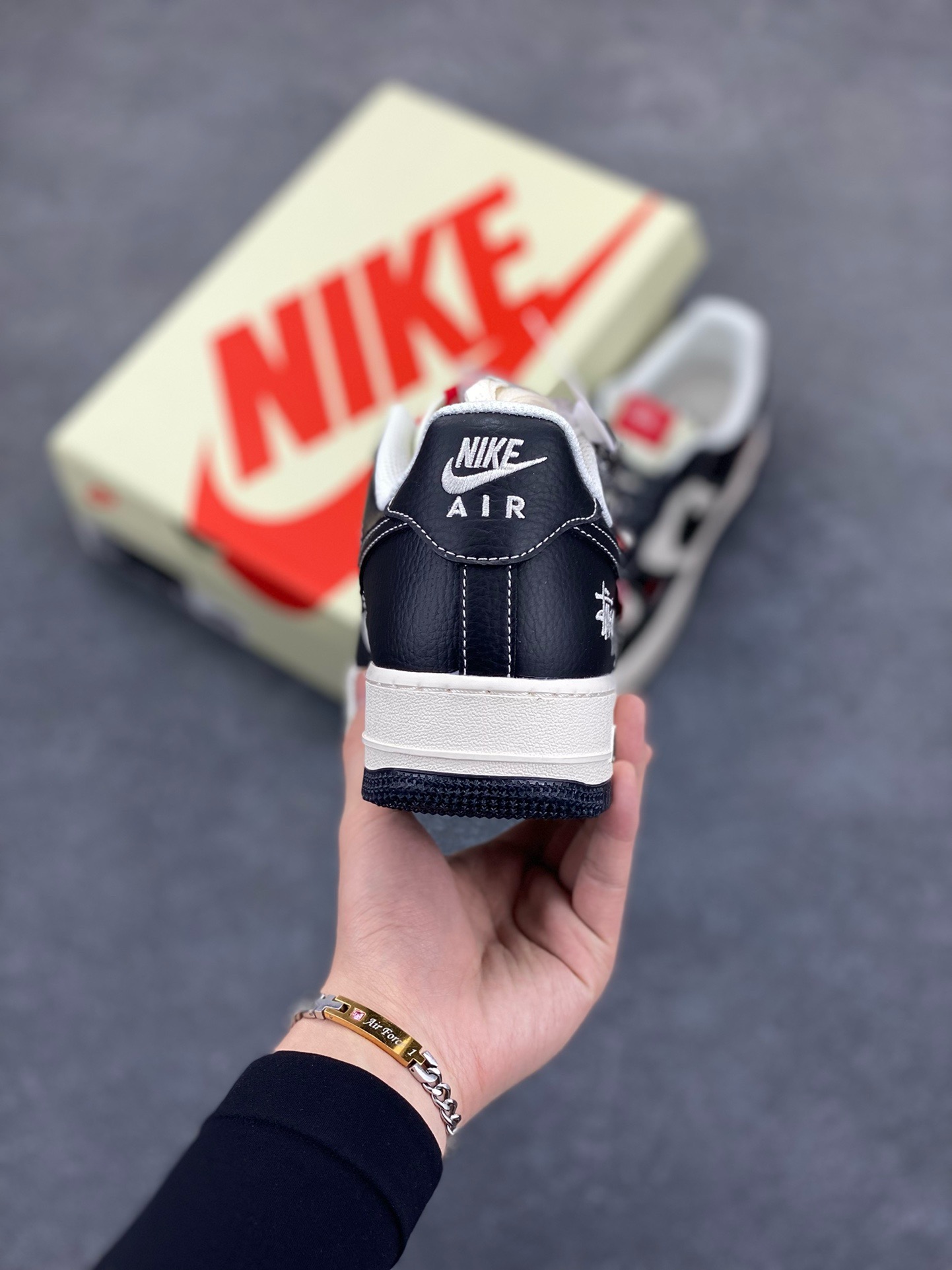 图片[4]-NIke Air Force 1 \’07 Low “斯图西Supreme联名——双拼黑红标”空军一号 低帮 运动鞋 休闲鞋 折边针车 工艺难度大 原楦头原纸板 原装鞋盒 定制五金配件 内置全掌气垫 原厂鞋底 货号：HH7518-043 尺码：36 36.5 37.5 38 38.5 39 40 40.5 41 42 42.5 43 44 44.5 45-选品中心