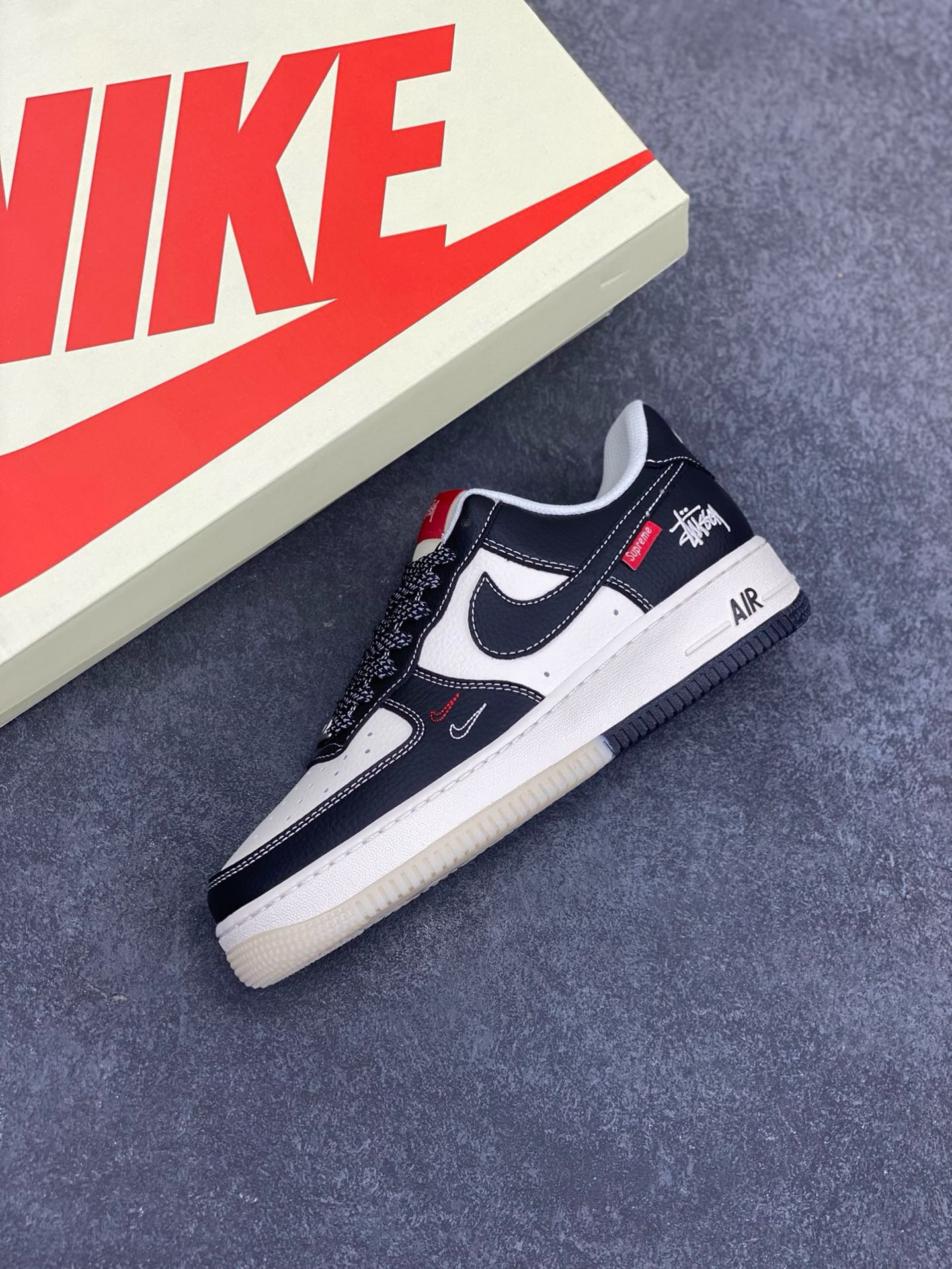 图片[7]-NIke Air Force 1 \’07 Low “斯图西Supreme联名——双拼黑红标”空军一号 低帮 运动鞋 休闲鞋 折边针车 工艺难度大 原楦头原纸板 原装鞋盒 定制五金配件 内置全掌气垫 原厂鞋底 货号：HH7518-043 尺码：36 36.5 37.5 38 38.5 39 40 40.5 41 42 42.5 43 44 44.5 45-选品中心