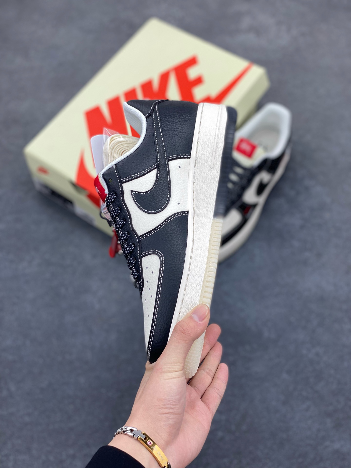 图片[3]-NIke Air Force 1 \’07 Low “斯图西Supreme联名——双拼黑红标”空军一号 低帮 运动鞋 休闲鞋 折边针车 工艺难度大 原楦头原纸板 原装鞋盒 定制五金配件 内置全掌气垫 原厂鞋底 货号：HH7518-043 尺码：36 36.5 37.5 38 38.5 39 40 40.5 41 42 42.5 43 44 44.5 45-选品中心