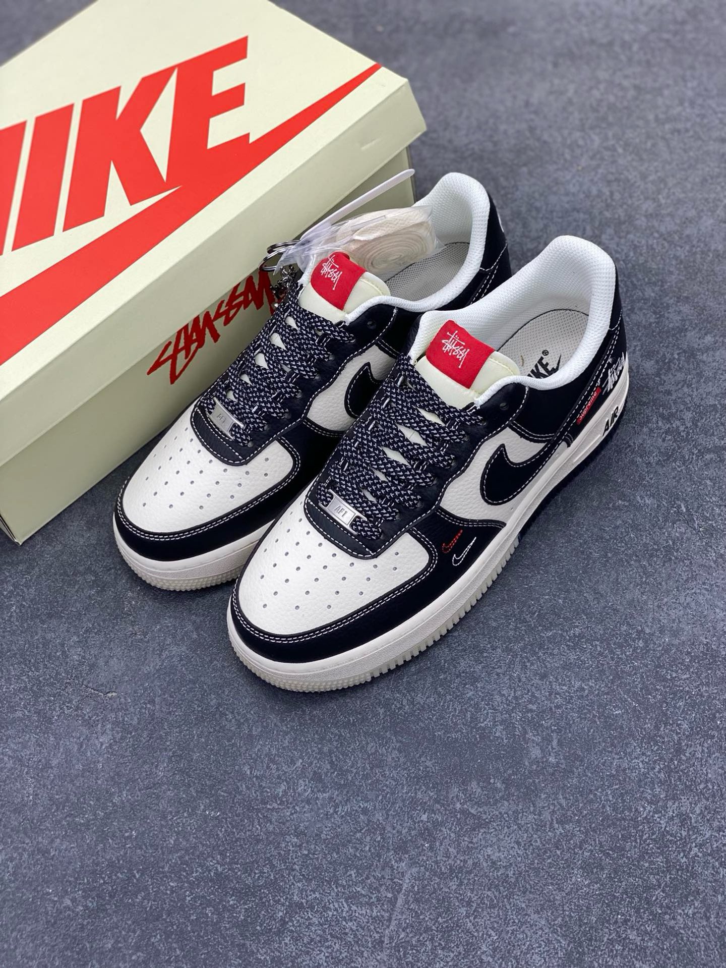 图片[8]-NIke Air Force 1 \’07 Low “斯图西Supreme联名——双拼黑红标”空军一号 低帮 运动鞋 休闲鞋 折边针车 工艺难度大 原楦头原纸板 原装鞋盒 定制五金配件 内置全掌气垫 原厂鞋底 货号：HH7518-043 尺码：36 36.5 37.5 38 38.5 39 40 40.5 41 42 42.5 43 44 44.5 45-选品中心
