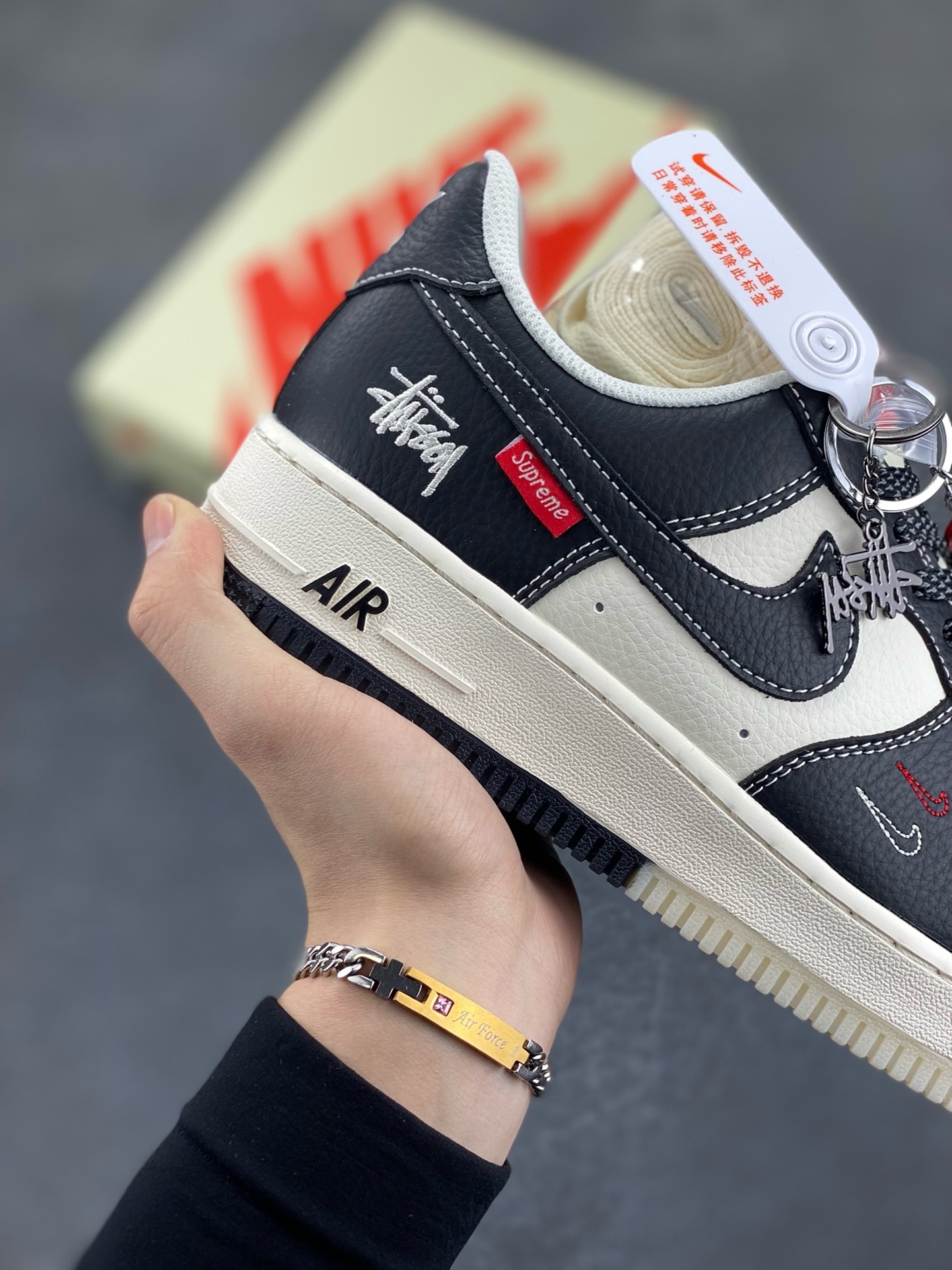 图片[6]-NIke Air Force 1 \’07 Low “斯图西Supreme联名——双拼黑红标”空军一号 低帮 运动鞋 休闲鞋 折边针车 工艺难度大 原楦头原纸板 原装鞋盒 定制五金配件 内置全掌气垫 原厂鞋底 货号：HH7518-043 尺码：36 36.5 37.5 38 38.5 39 40 40.5 41 42 42.5 43 44 44.5 45-选品中心