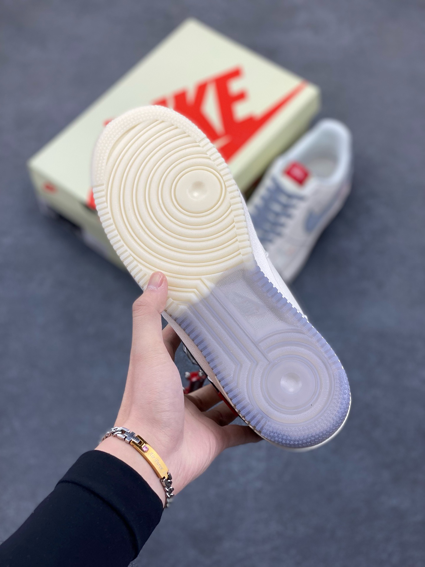 图片[5]-NIke Air Force 1 \’07 Low “斯图西联名——双拼灰勾”空军一号 低帮 运动鞋 休闲鞋 折边针车 工艺难度大 原楦头原纸板 原装鞋盒 定制五金配件 内置全掌气垫 原厂鞋底 货号：HH7518-037 尺码：36 36.5 37.5 38 38.5 39 40 40.5 41 42 42.5 43 44 44.5 45-选品中心