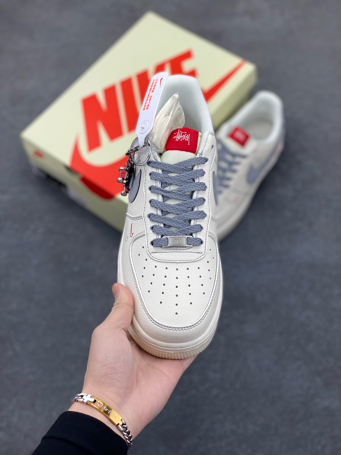 图片[2]-NIke Air Force 1 \’07 Low “斯图西联名——双拼灰勾”空军一号 低帮 运动鞋 休闲鞋 折边针车 工艺难度大 原楦头原纸板 原装鞋盒 定制五金配件 内置全掌气垫 原厂鞋底 货号：HH7518-037 尺码：36 36.5 37.5 38 38.5 39 40 40.5 41 42 42.5 43 44 44.5 45-选品中心