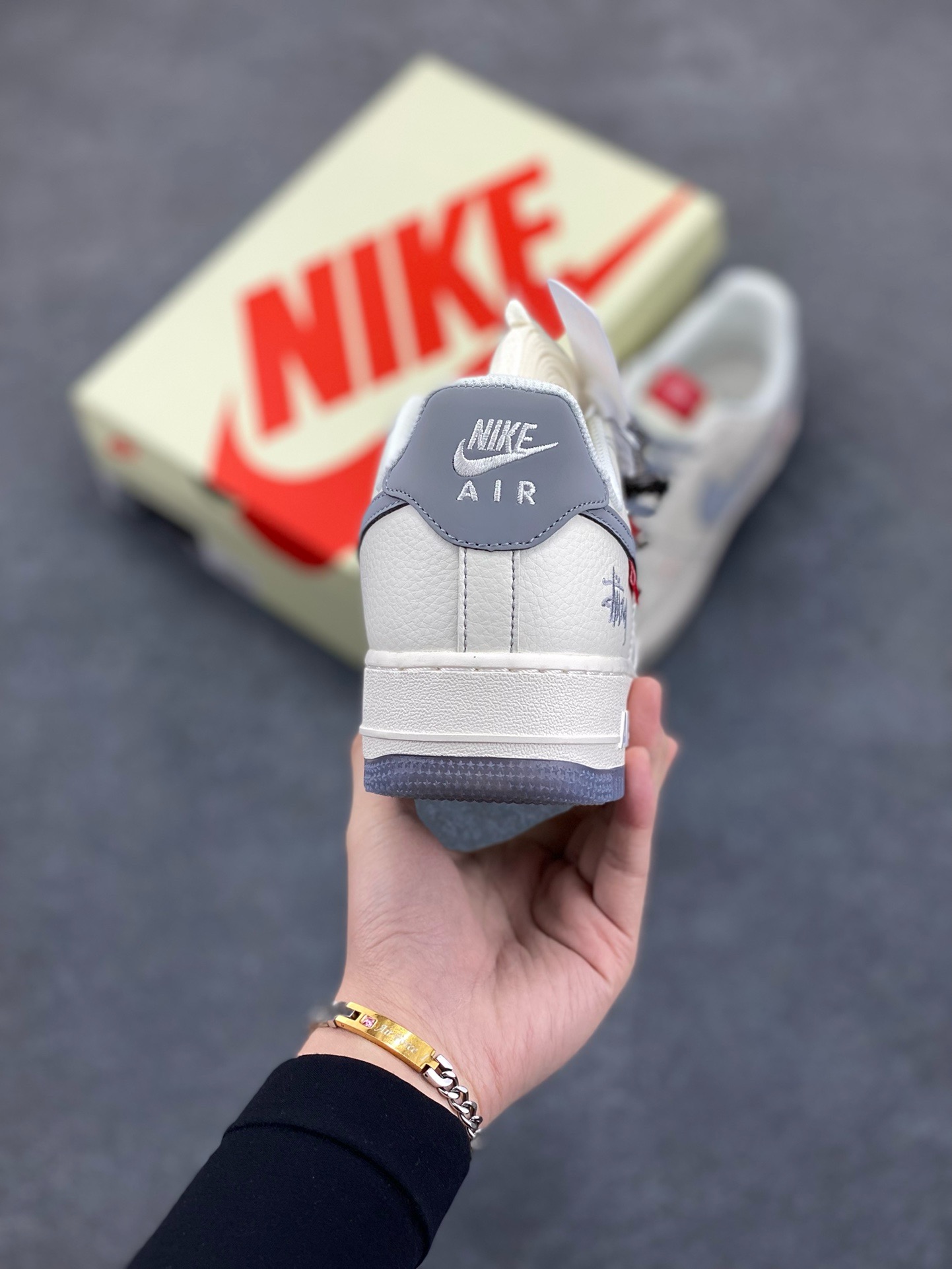 图片[4]-NIke Air Force 1 \’07 Low “斯图西联名——双拼灰勾”空军一号 低帮 运动鞋 休闲鞋 折边针车 工艺难度大 原楦头原纸板 原装鞋盒 定制五金配件 内置全掌气垫 原厂鞋底 货号：HH7518-037 尺码：36 36.5 37.5 38 38.5 39 40 40.5 41 42 42.5 43 44 44.5 45-选品中心