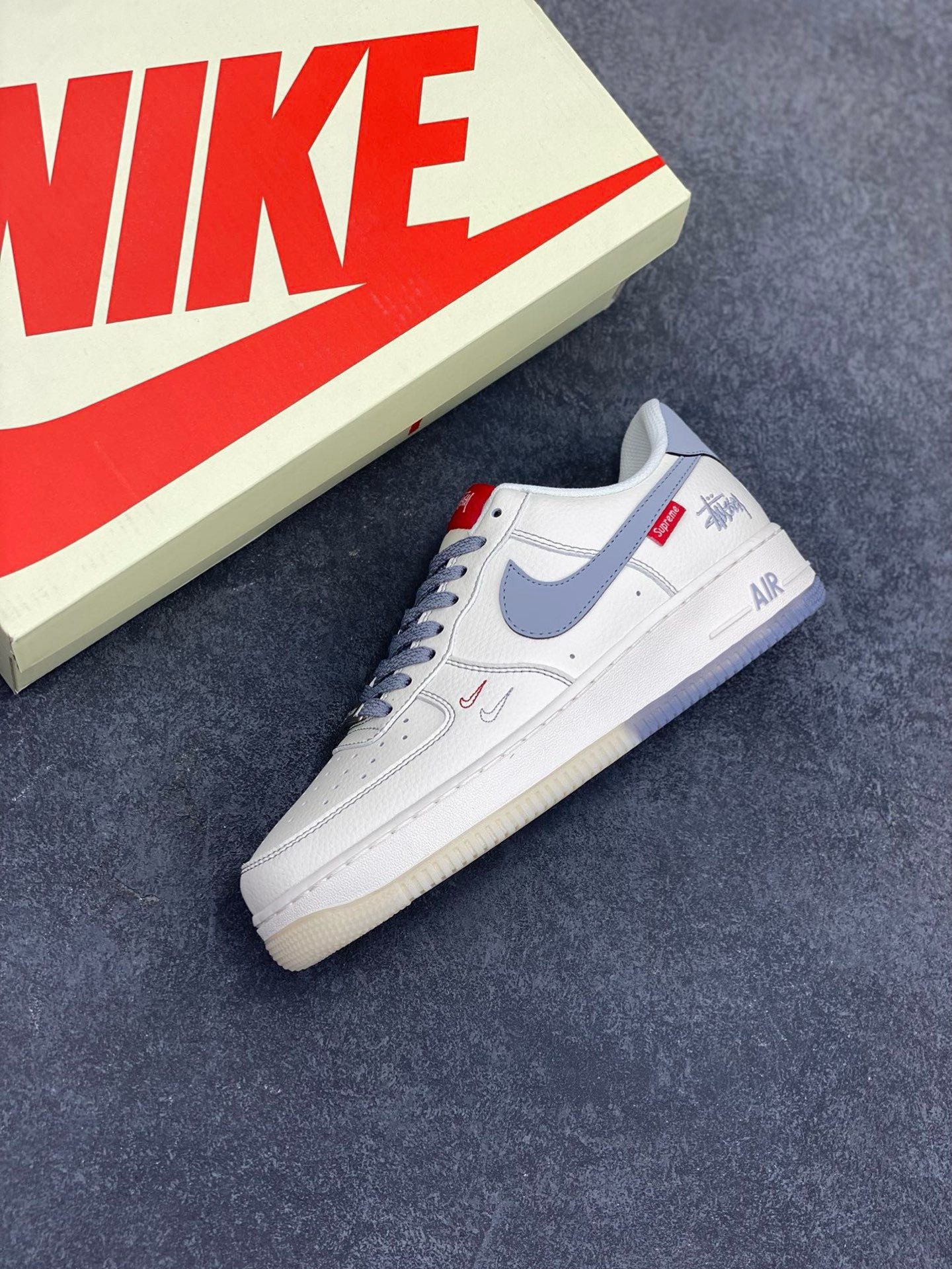 图片[7]-NIke Air Force 1 \’07 Low “斯图西联名——双拼灰勾”空军一号 低帮 运动鞋 休闲鞋 折边针车 工艺难度大 原楦头原纸板 原装鞋盒 定制五金配件 内置全掌气垫 原厂鞋底 货号：HH7518-037 尺码：36 36.5 37.5 38 38.5 39 40 40.5 41 42 42.5 43 44 44.5 45-选品中心