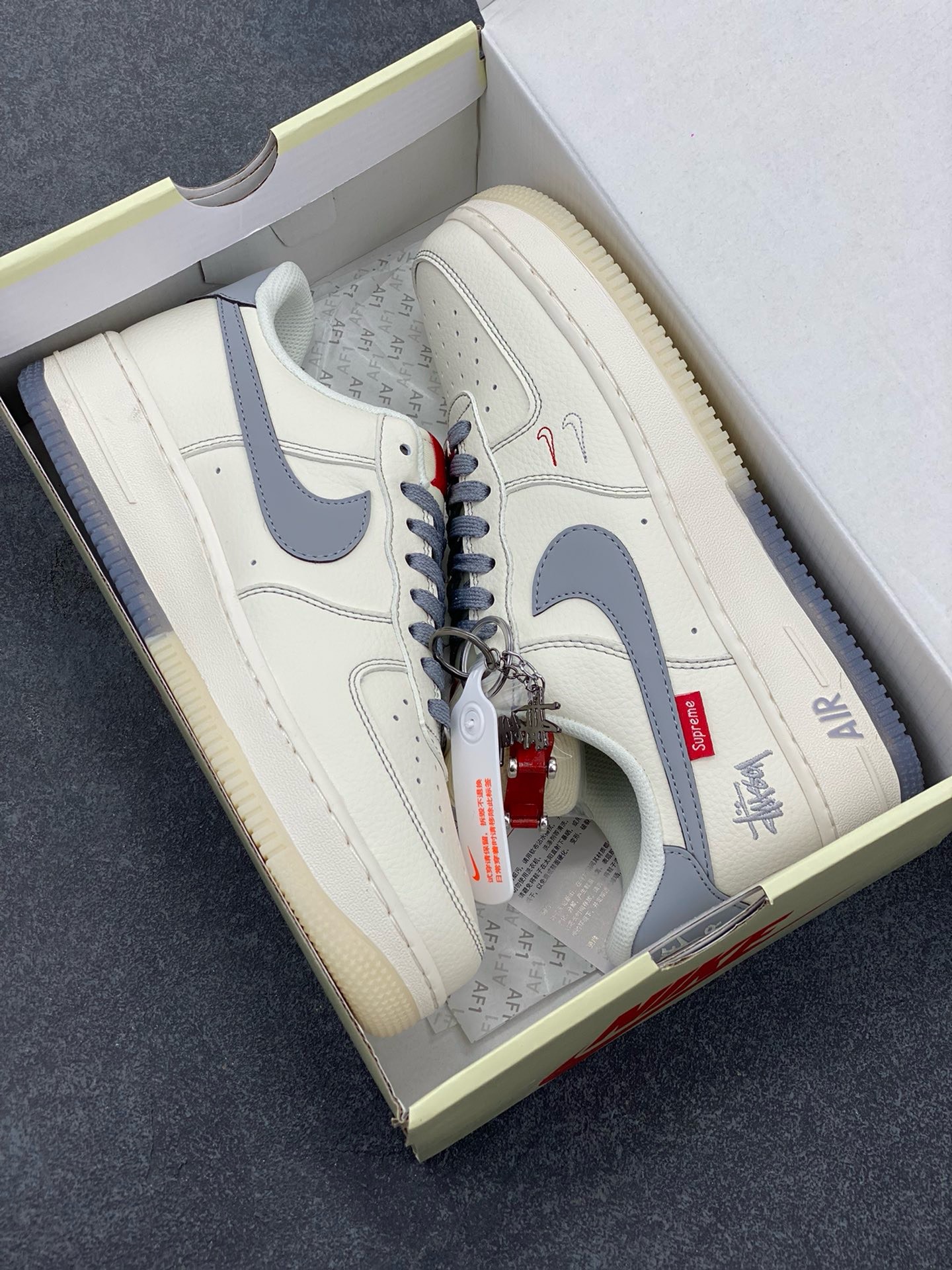 图片[9]-NIke Air Force 1 \’07 Low “斯图西联名——双拼灰勾”空军一号 低帮 运动鞋 休闲鞋 折边针车 工艺难度大 原楦头原纸板 原装鞋盒 定制五金配件 内置全掌气垫 原厂鞋底 货号：HH7518-037 尺码：36 36.5 37.5 38 38.5 39 40 40.5 41 42 42.5 43 44 44.5 45-选品中心