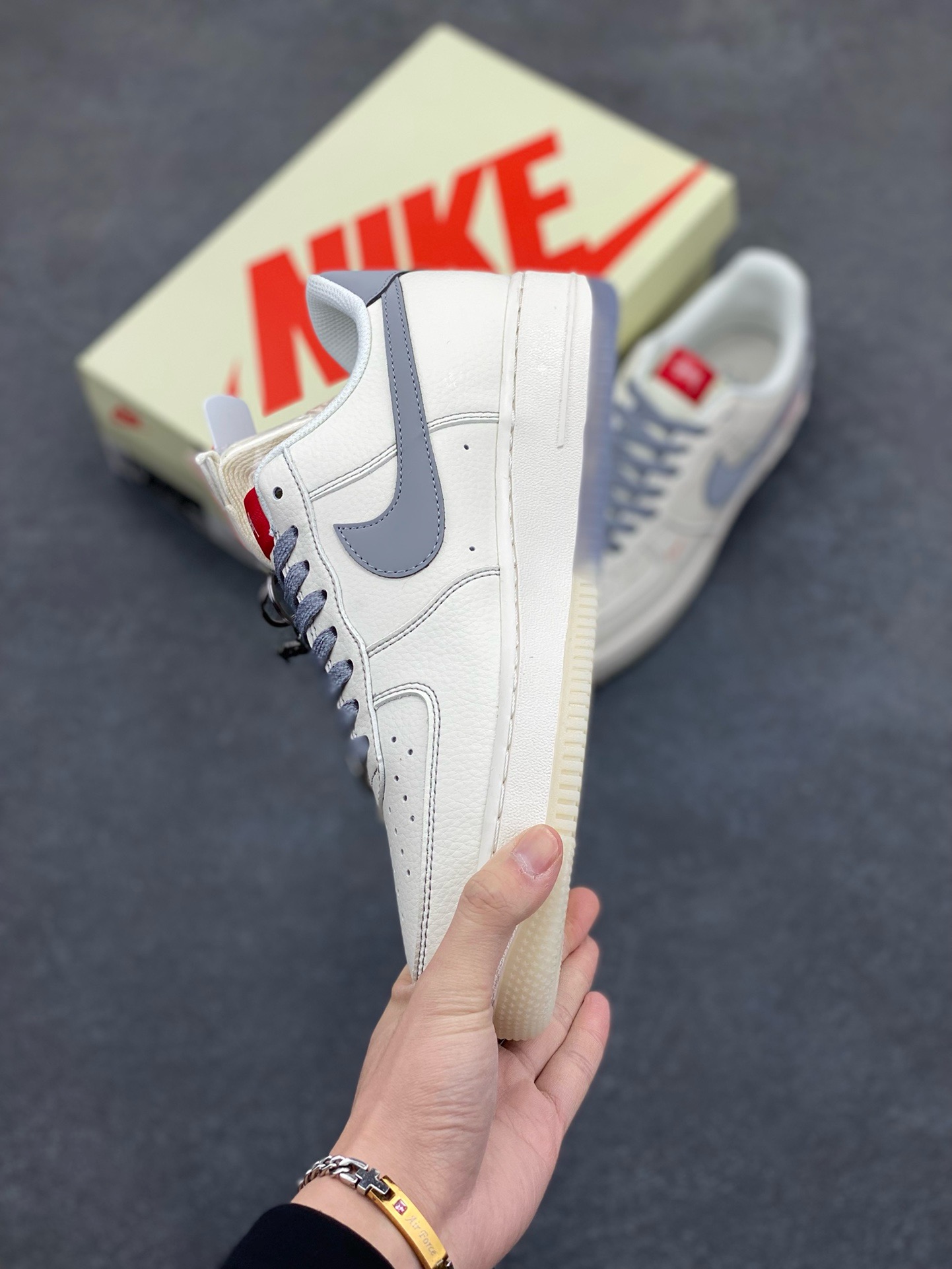 图片[3]-NIke Air Force 1 \’07 Low “斯图西联名——双拼灰勾”空军一号 低帮 运动鞋 休闲鞋 折边针车 工艺难度大 原楦头原纸板 原装鞋盒 定制五金配件 内置全掌气垫 原厂鞋底 货号：HH7518-037 尺码：36 36.5 37.5 38 38.5 39 40 40.5 41 42 42.5 43 44 44.5 45-选品中心