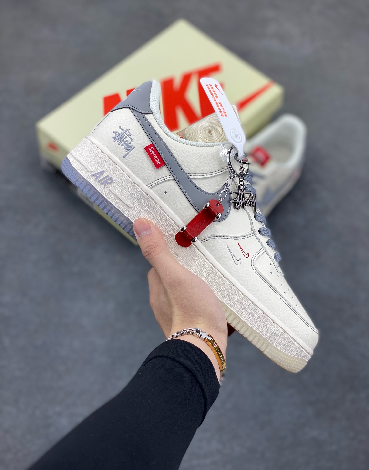 NIke Air Force 1 \'07 Low “斯图西联名——双拼灰勾”空军一号 低帮 运动鞋 休闲鞋 折边针车 工艺难度大 原楦头原纸板 原装鞋盒 定制五金配件 内置全掌气垫 原厂鞋底 货号：HH7518-037 尺码：36 36.5 37.5 38 38.5 39 40 40.5 41 42 42.5 43 44 44.5 45-选品中心