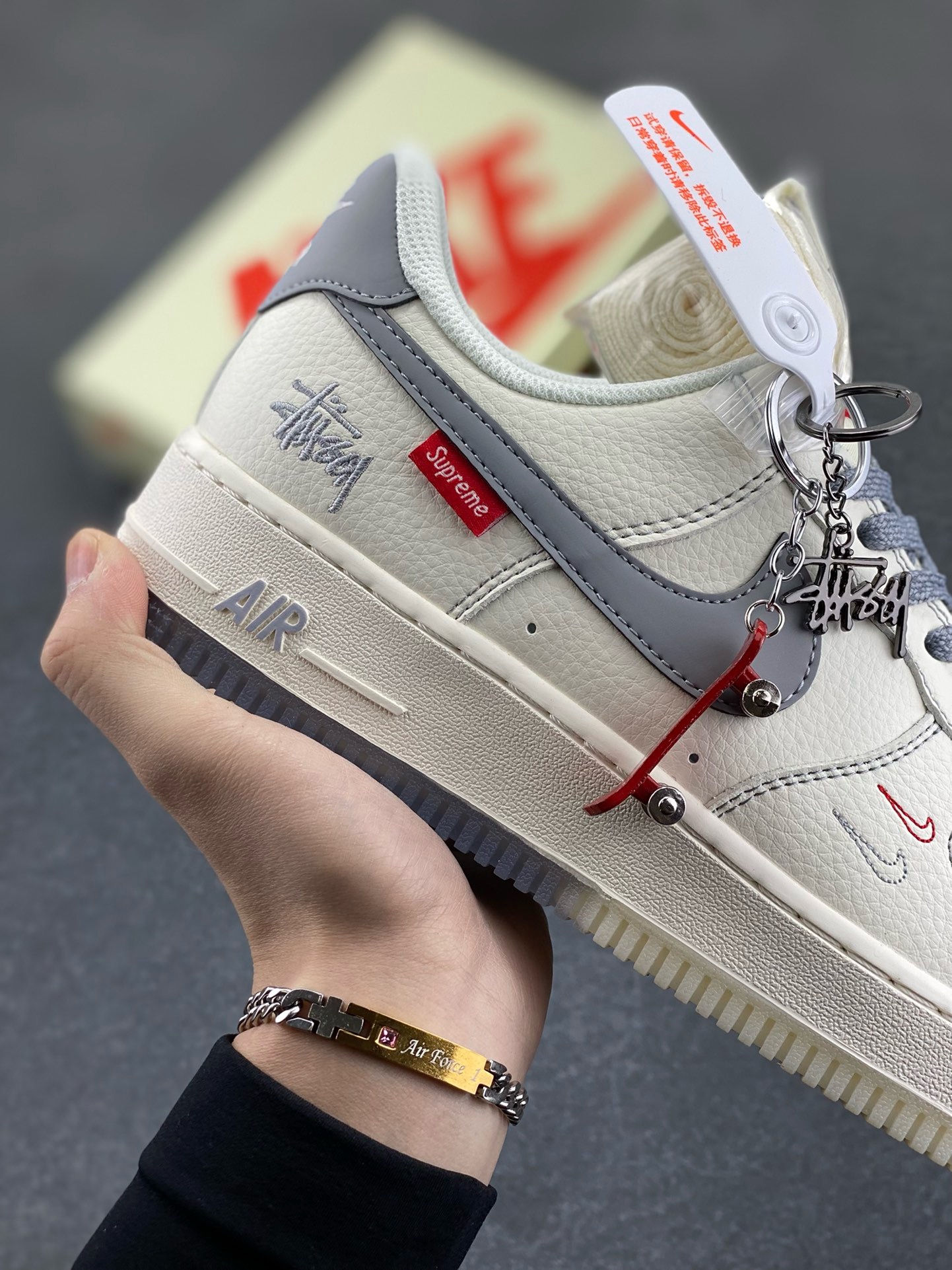 图片[6]-NIke Air Force 1 \’07 Low “斯图西联名——双拼灰勾”空军一号 低帮 运动鞋 休闲鞋 折边针车 工艺难度大 原楦头原纸板 原装鞋盒 定制五金配件 内置全掌气垫 原厂鞋底 货号：HH7518-037 尺码：36 36.5 37.5 38 38.5 39 40 40.5 41 42 42.5 43 44 44.5 45-选品中心