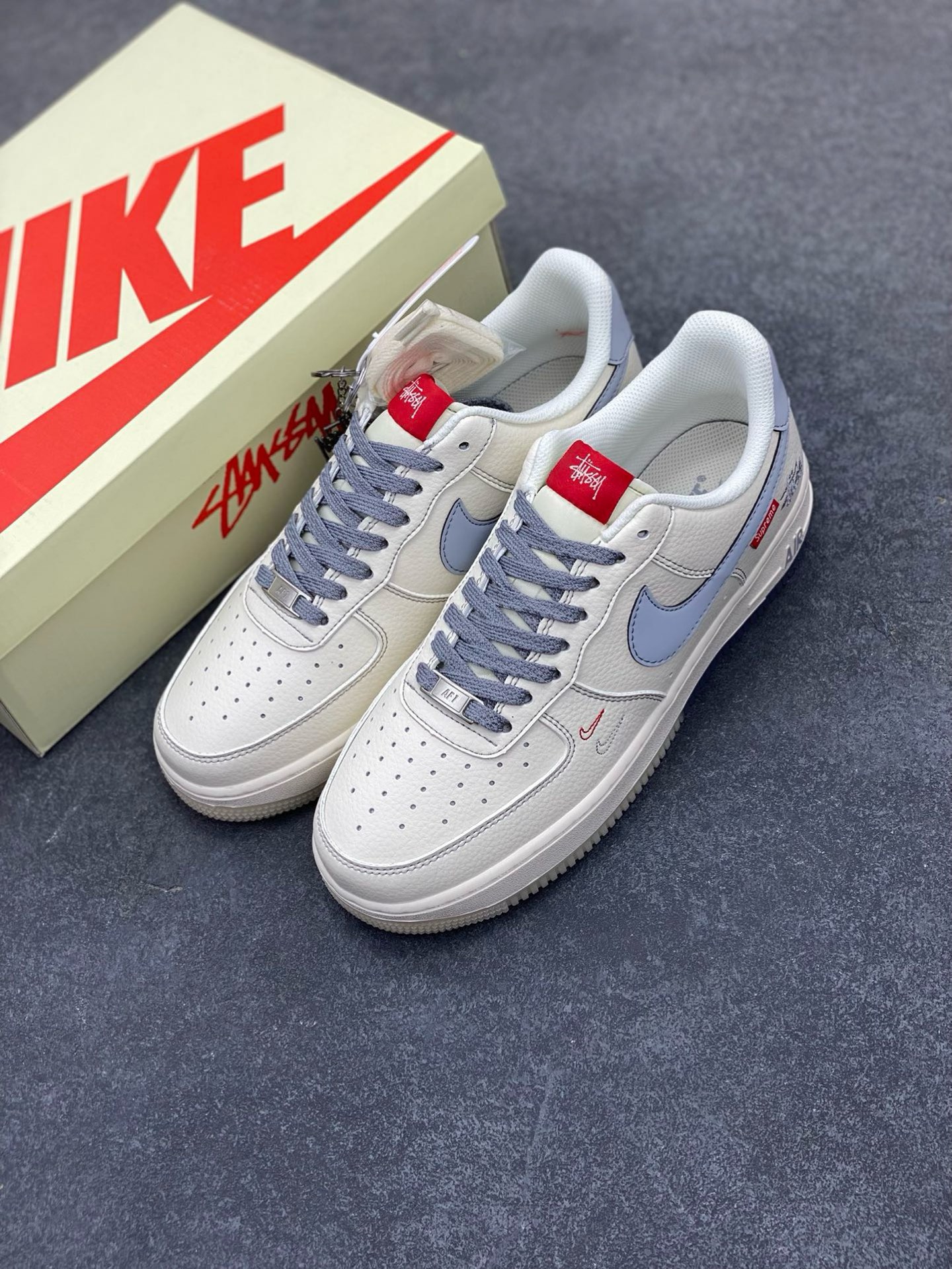 图片[8]-NIke Air Force 1 \’07 Low “斯图西联名——双拼灰勾”空军一号 低帮 运动鞋 休闲鞋 折边针车 工艺难度大 原楦头原纸板 原装鞋盒 定制五金配件 内置全掌气垫 原厂鞋底 货号：HH7518-037 尺码：36 36.5 37.5 38 38.5 39 40 40.5 41 42 42.5 43 44 44.5 45-选品中心