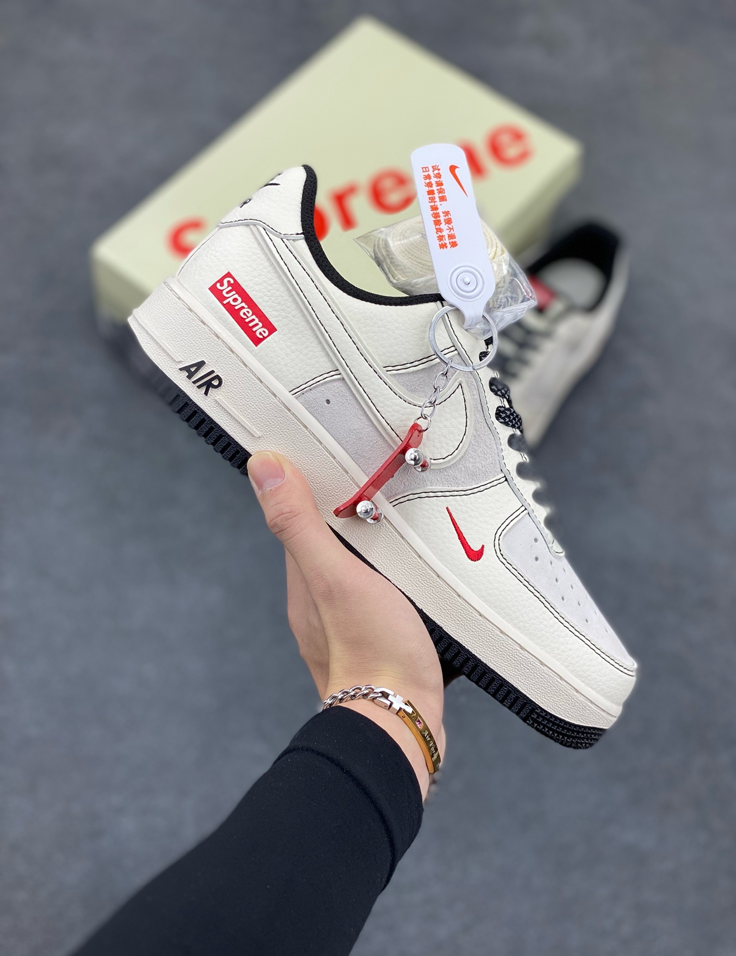 NIke Air Force 1 \’07 Low “Supreme联名–米黑线猪八”空军一号 低帮 运动鞋 休闲鞋 折边针车 工艺难度大 原楦头原纸板 原装鞋盒 定制五金配件 内置全掌气垫 原厂鞋底 货号：BB7518-012 尺码：36 36.5 37.5 38 38.5 39 40 40.5 41 42 42.5 43 44 44.5 45-选品中心