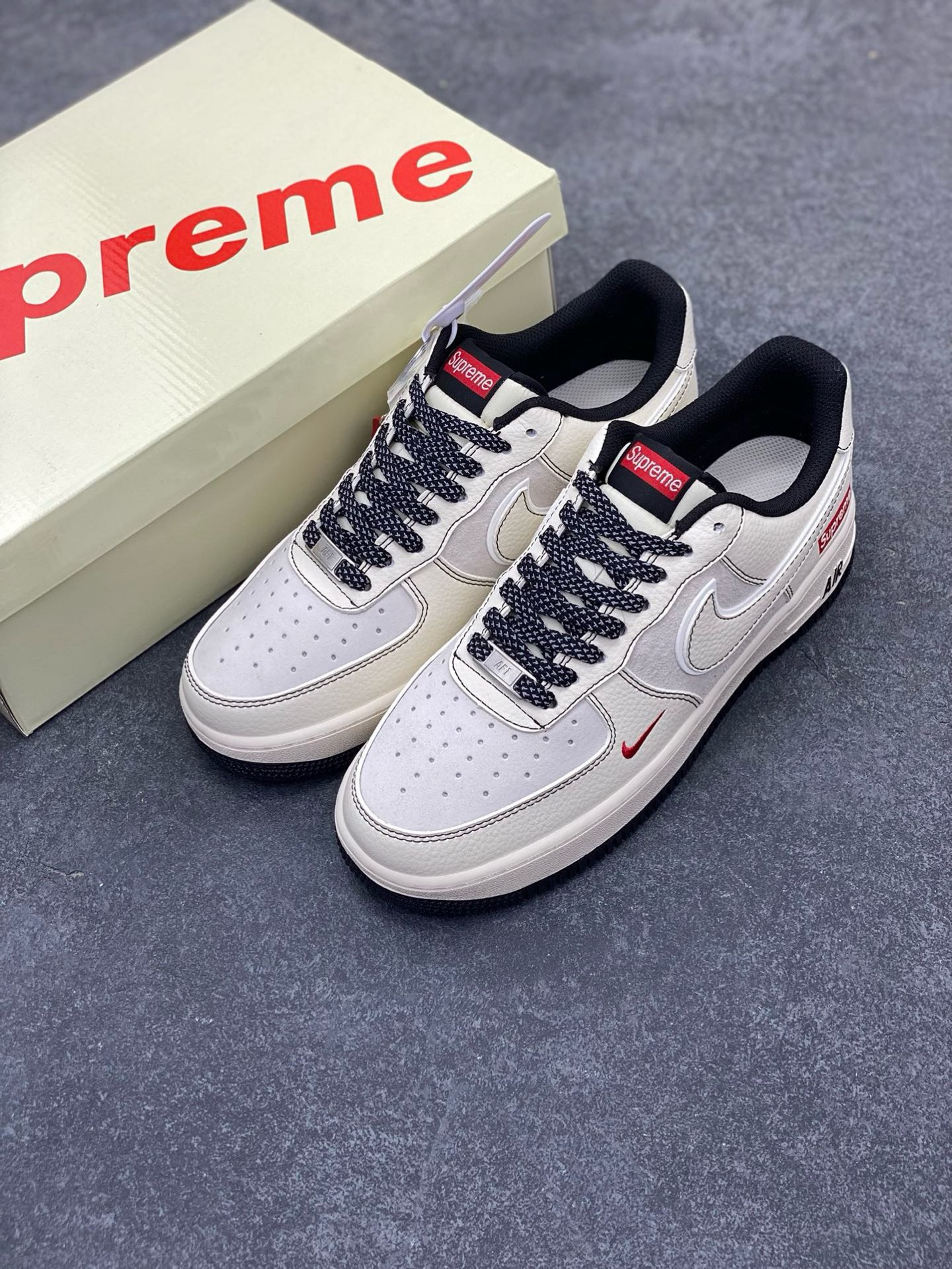图片[8]-NIke Air Force 1 \’07 Low “Supreme联名–米黑线猪八”空军一号 低帮 运动鞋 休闲鞋 折边针车 工艺难度大 原楦头原纸板 原装鞋盒 定制五金配件 内置全掌气垫 原厂鞋底 货号：BB7518-012 尺码：36 36.5 37.5 38 38.5 39 40 40.5 41 42 42.5 43 44 44.5 45-选品中心