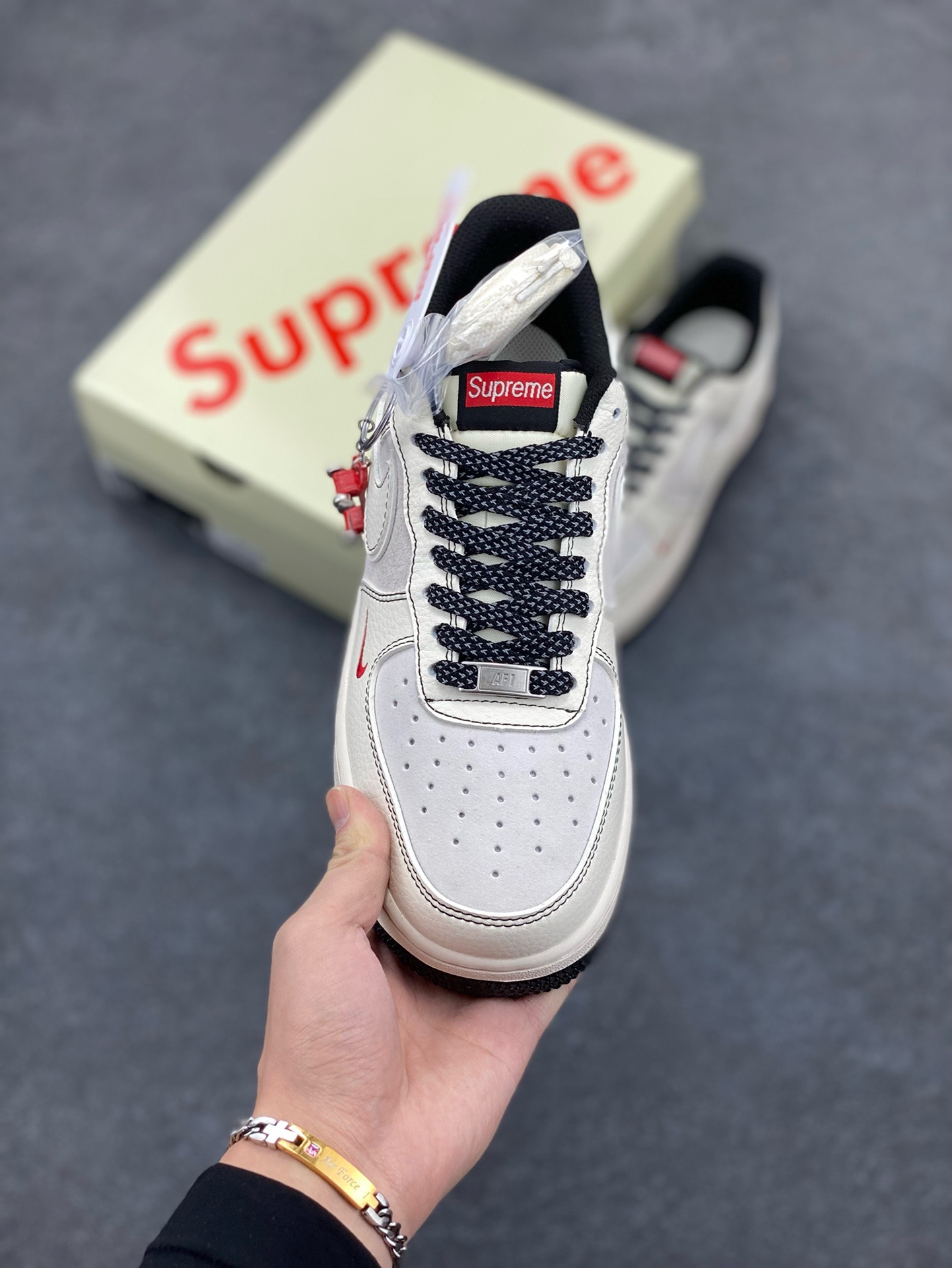 图片[2]-NIke Air Force 1 \’07 Low “Supreme联名–米黑线猪八”空军一号 低帮 运动鞋 休闲鞋 折边针车 工艺难度大 原楦头原纸板 原装鞋盒 定制五金配件 内置全掌气垫 原厂鞋底 货号：BB7518-012 尺码：36 36.5 37.5 38 38.5 39 40 40.5 41 42 42.5 43 44 44.5 45-选品中心