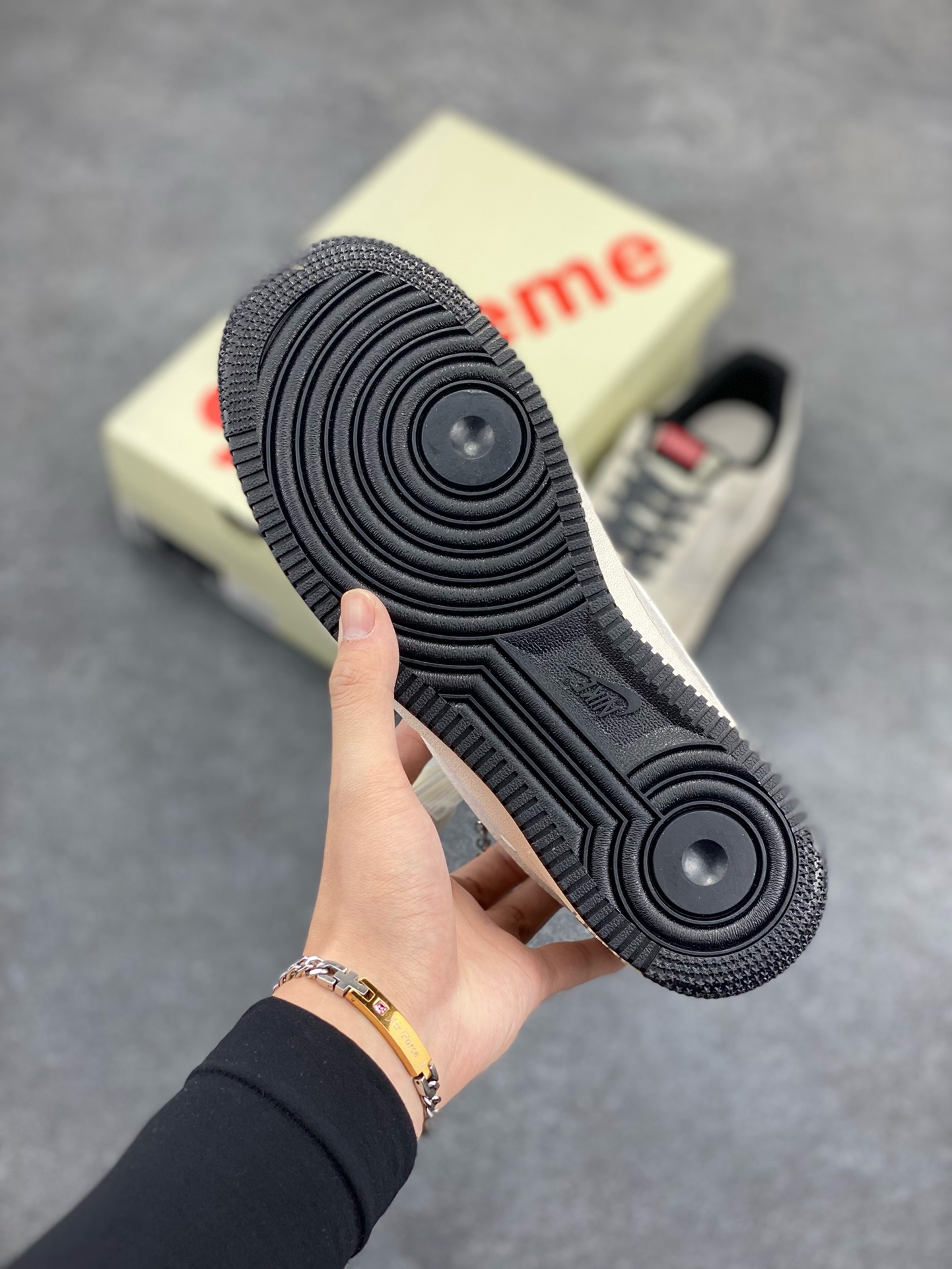 图片[5]-NIke Air Force 1 \’07 Low “Supreme联名–米黑线猪八”空军一号 低帮 运动鞋 休闲鞋 折边针车 工艺难度大 原楦头原纸板 原装鞋盒 定制五金配件 内置全掌气垫 原厂鞋底 货号：BB7518-012 尺码：36 36.5 37.5 38 38.5 39 40 40.5 41 42 42.5 43 44 44.5 45-选品中心