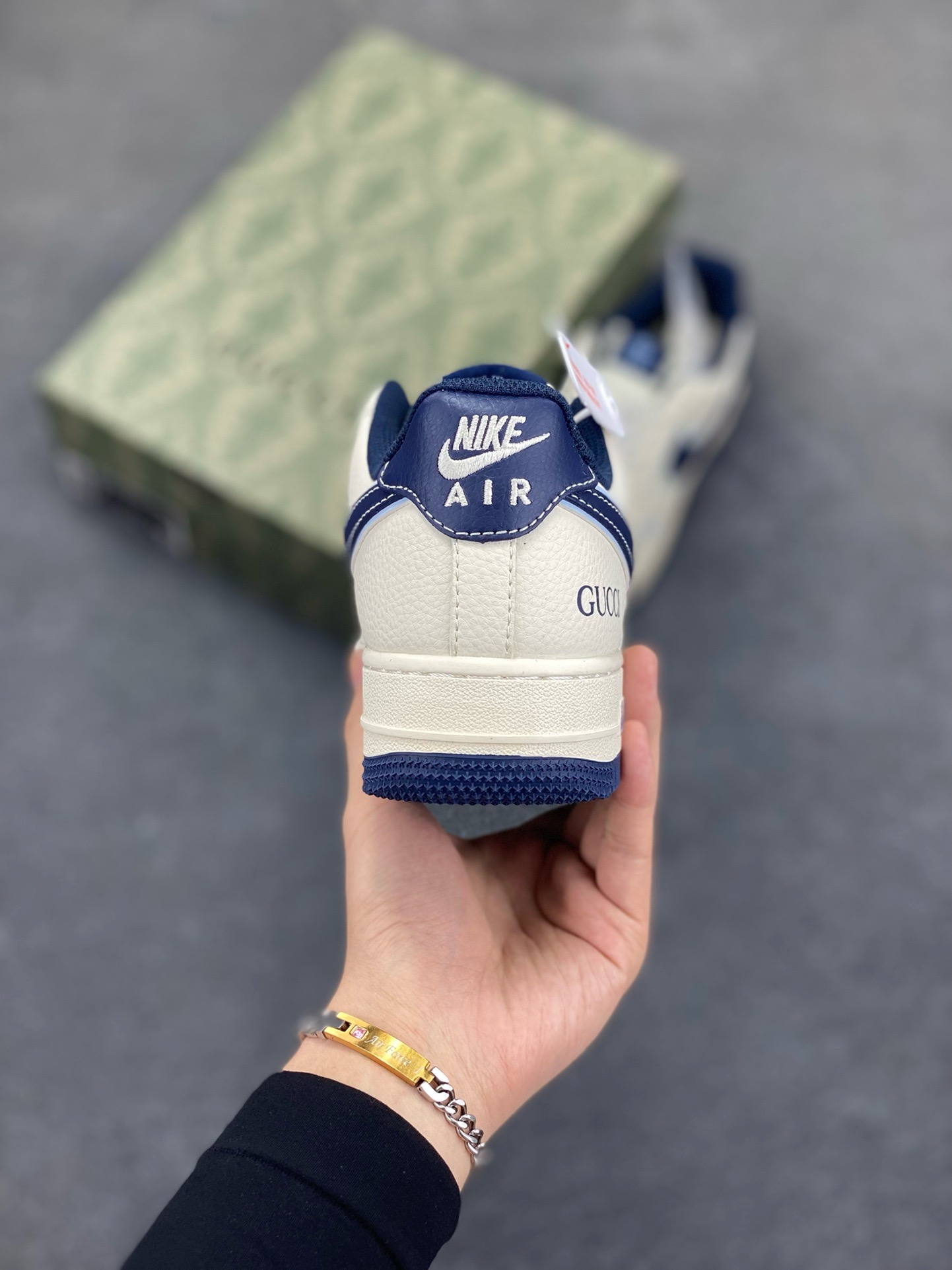 图片[4]-NIke Air Force 1 \’07 Low “古驰联名——花纹蓝勾”空军一号 低帮 运动鞋 休闲鞋 折边针车 工艺难度大 原楦头原纸板 原装鞋盒 定制五金配件 内置全掌气垫 原厂鞋底 货号：XS1958-564 尺码：36 36.5 37.5 38 38.5 39 40 40.5 41 42 42.5 43 44 44.5 45-选品中心