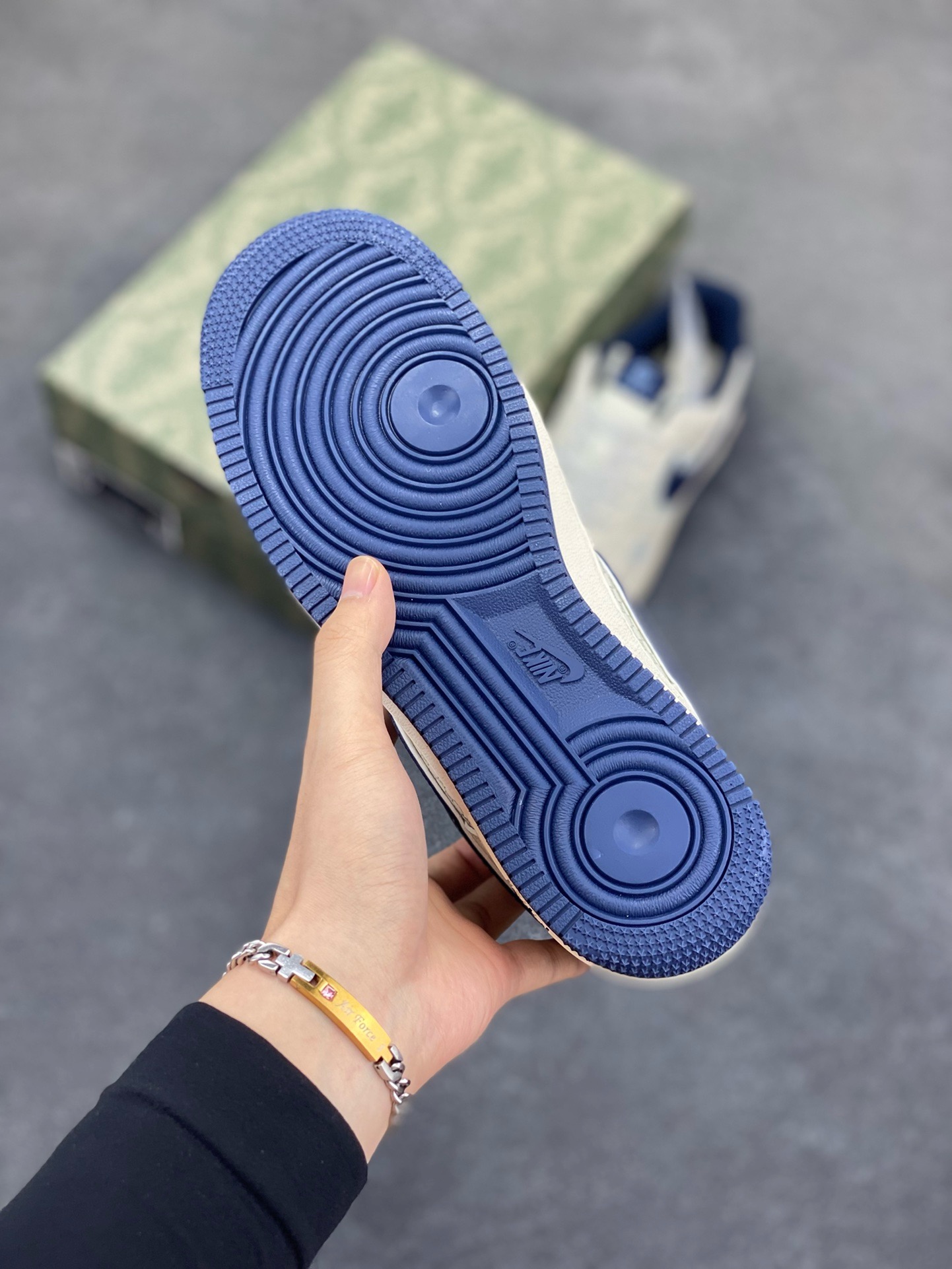 图片[5]-NIke Air Force 1 \’07 Low “古驰联名——花纹蓝勾”空军一号 低帮 运动鞋 休闲鞋 折边针车 工艺难度大 原楦头原纸板 原装鞋盒 定制五金配件 内置全掌气垫 原厂鞋底 货号：XS1958-564 尺码：36 36.5 37.5 38 38.5 39 40 40.5 41 42 42.5 43 44 44.5 45-选品中心