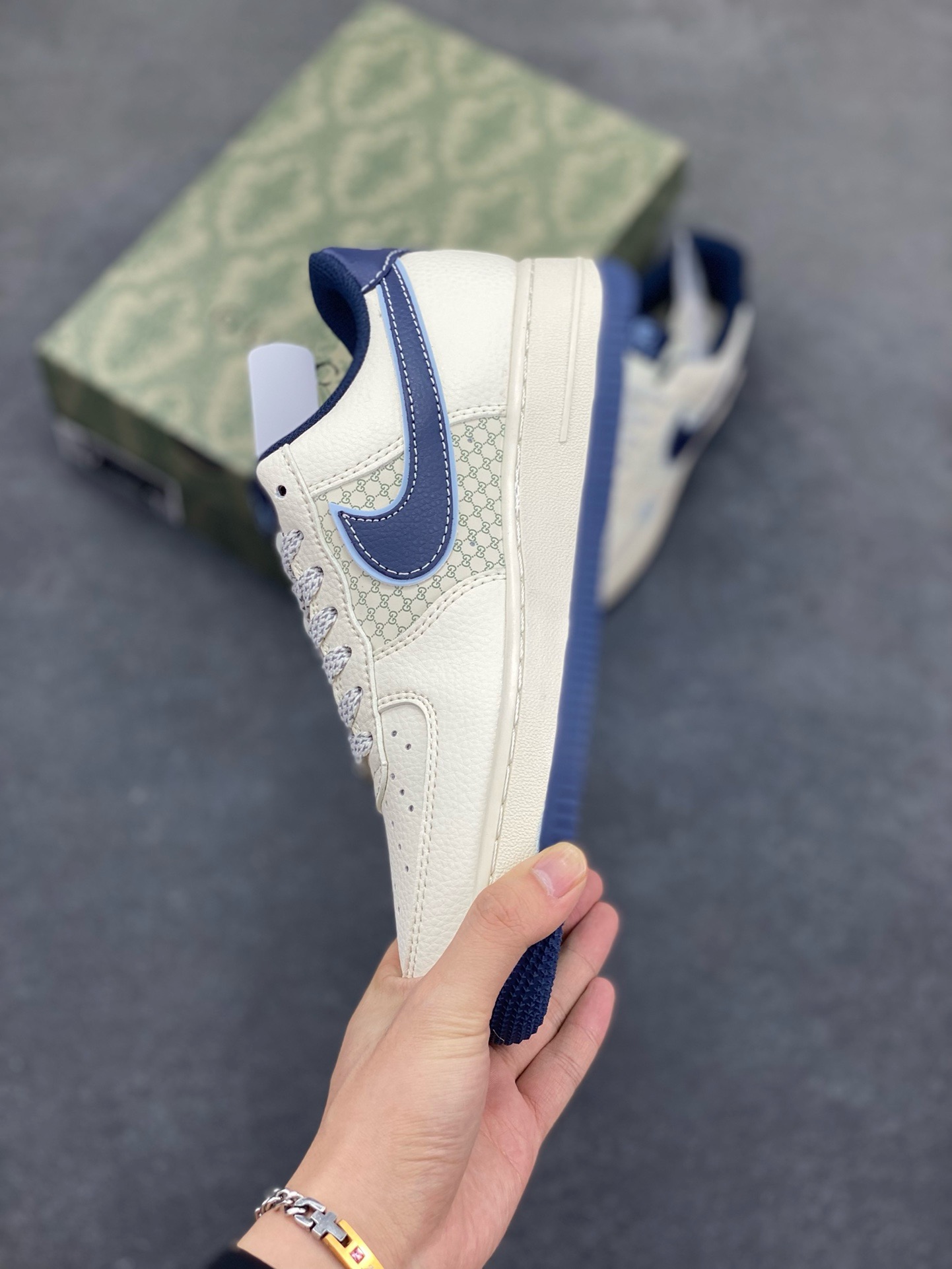 图片[3]-NIke Air Force 1 \’07 Low “古驰联名——花纹蓝勾”空军一号 低帮 运动鞋 休闲鞋 折边针车 工艺难度大 原楦头原纸板 原装鞋盒 定制五金配件 内置全掌气垫 原厂鞋底 货号：XS1958-564 尺码：36 36.5 37.5 38 38.5 39 40 40.5 41 42 42.5 43 44 44.5 45-选品中心