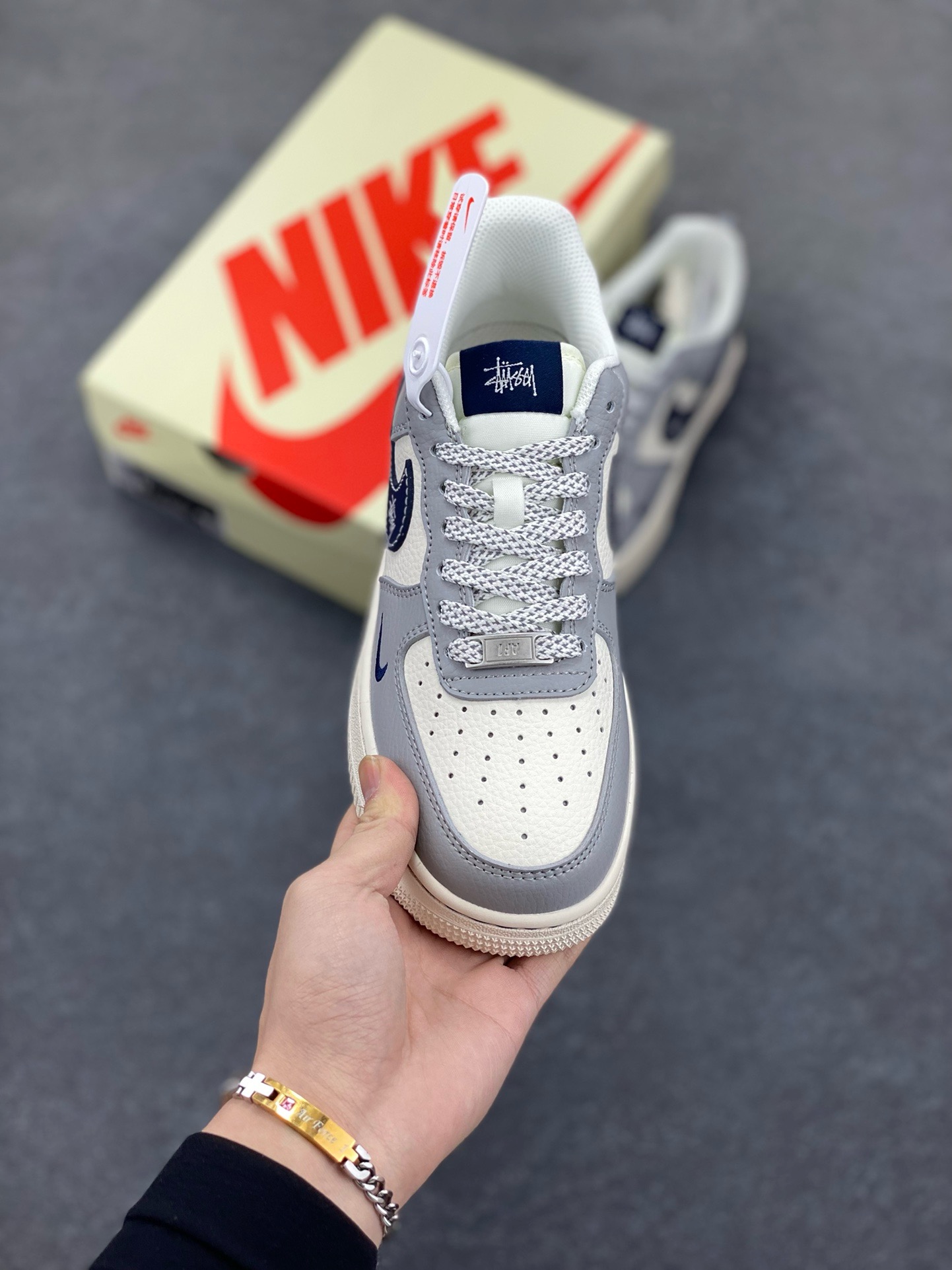 图片[2]-NIke Air Force 1 \’07 Low “斯图西联名——双拼火焰”空军一号 低帮 运动鞋 休闲鞋 折边针车 工艺难度大 原楦头原纸板 原装鞋盒 定制五金配件 内置全掌气垫 原厂鞋底 货号：XS1958-555 尺码：36 36.5 37.5 38 38.5 39 40 40.5 41 42 42.5 43 44 44.5 45-选品中心